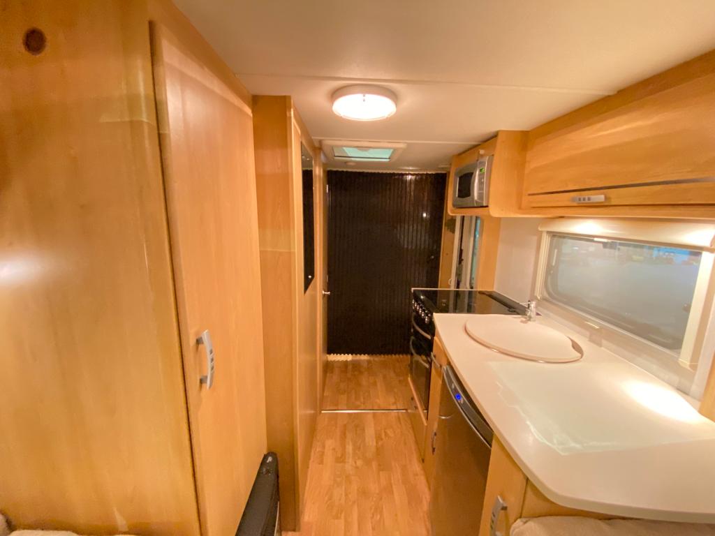 
								Lunar Quasar 5 Berth Caravan full									