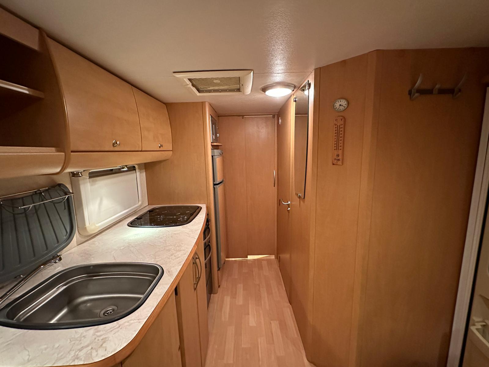 
								Bailey Senator Louisiana Twin Axle Fixed Island Bed Caravan full									