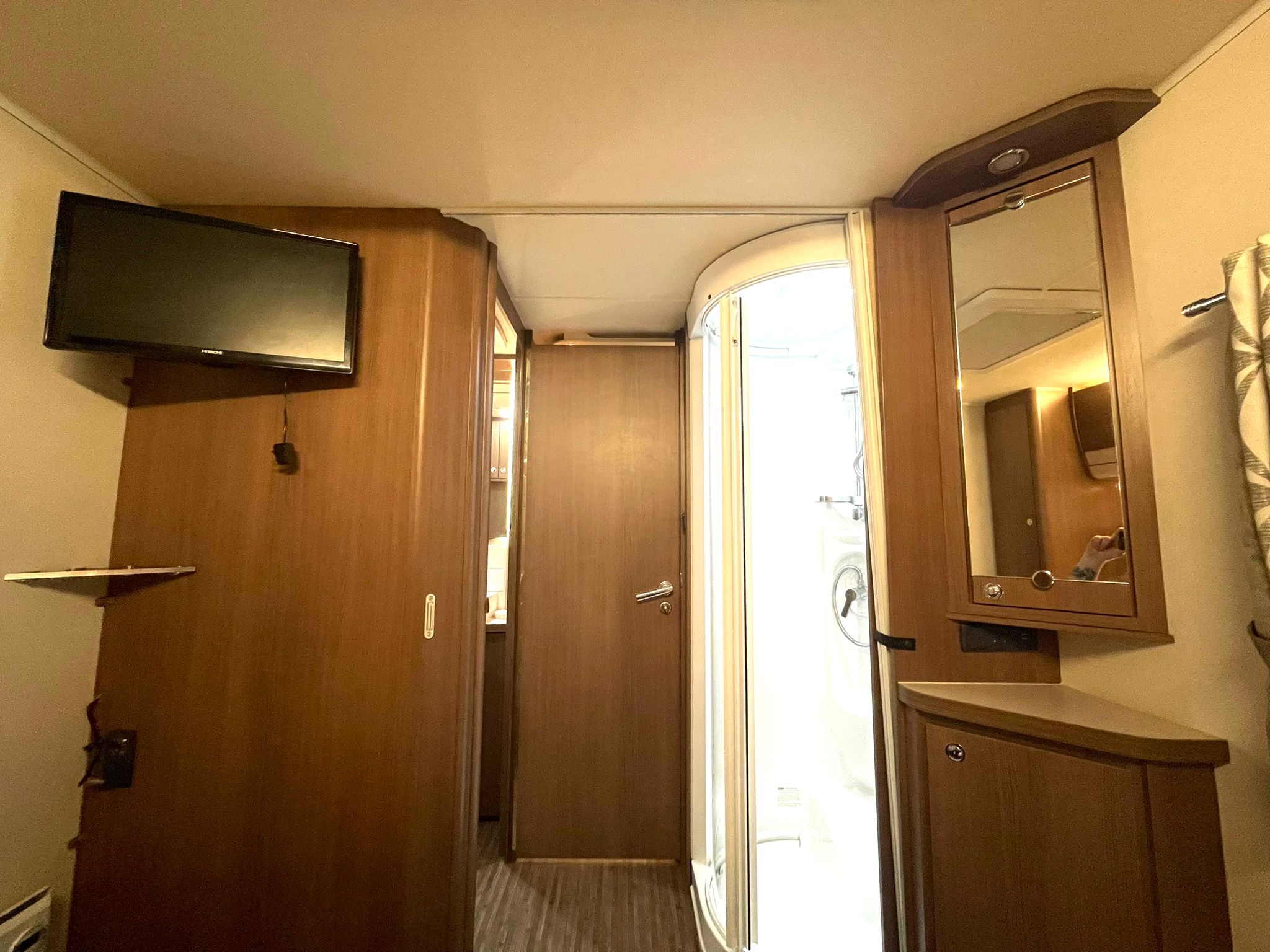 
								Elddis Affinity 550 – 4 Berth Fixed Island Bed Caravan full									