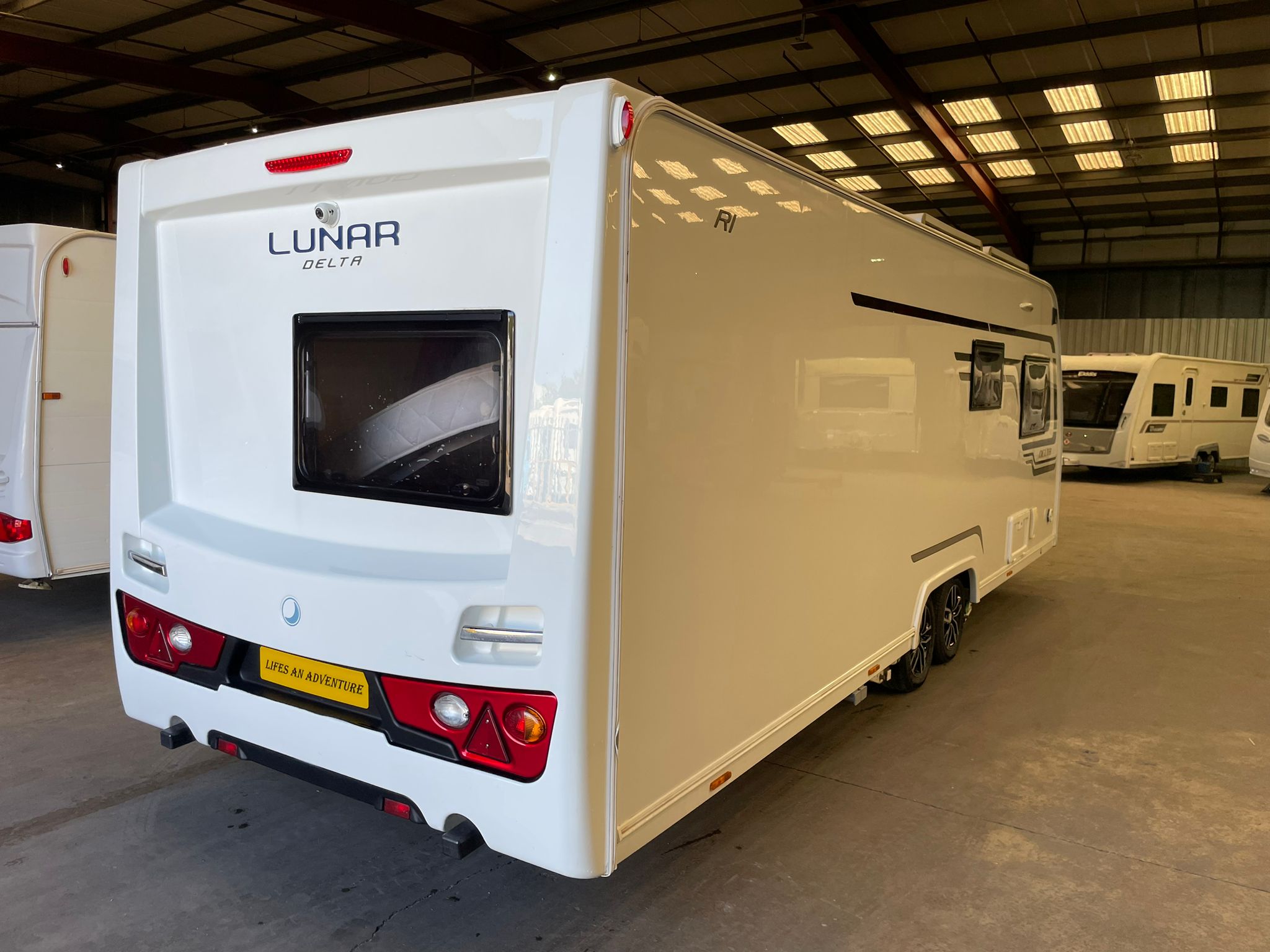 
								Lunar Delta RI Twin Axle 4 Berth Island Bed Caravan full									