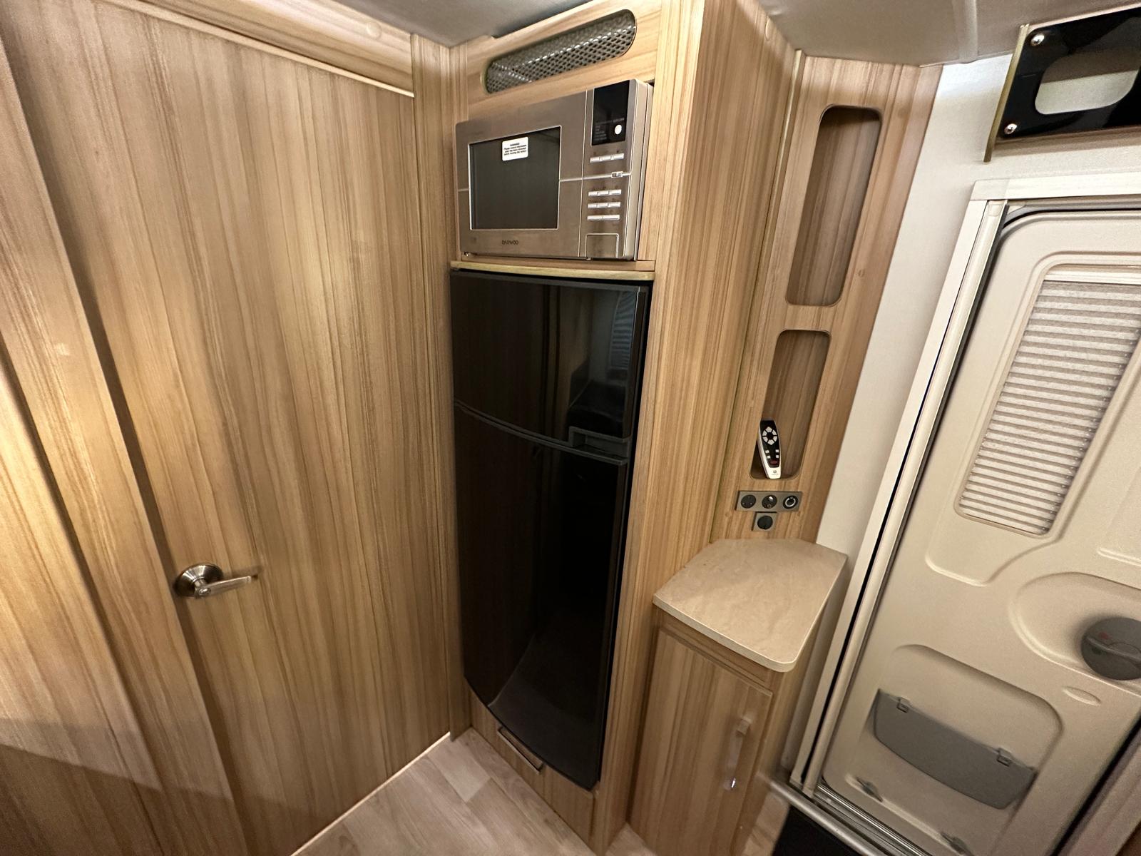 
								Lunar Delta RI Twin Axle 4 Berth Island Bed Caravan full									