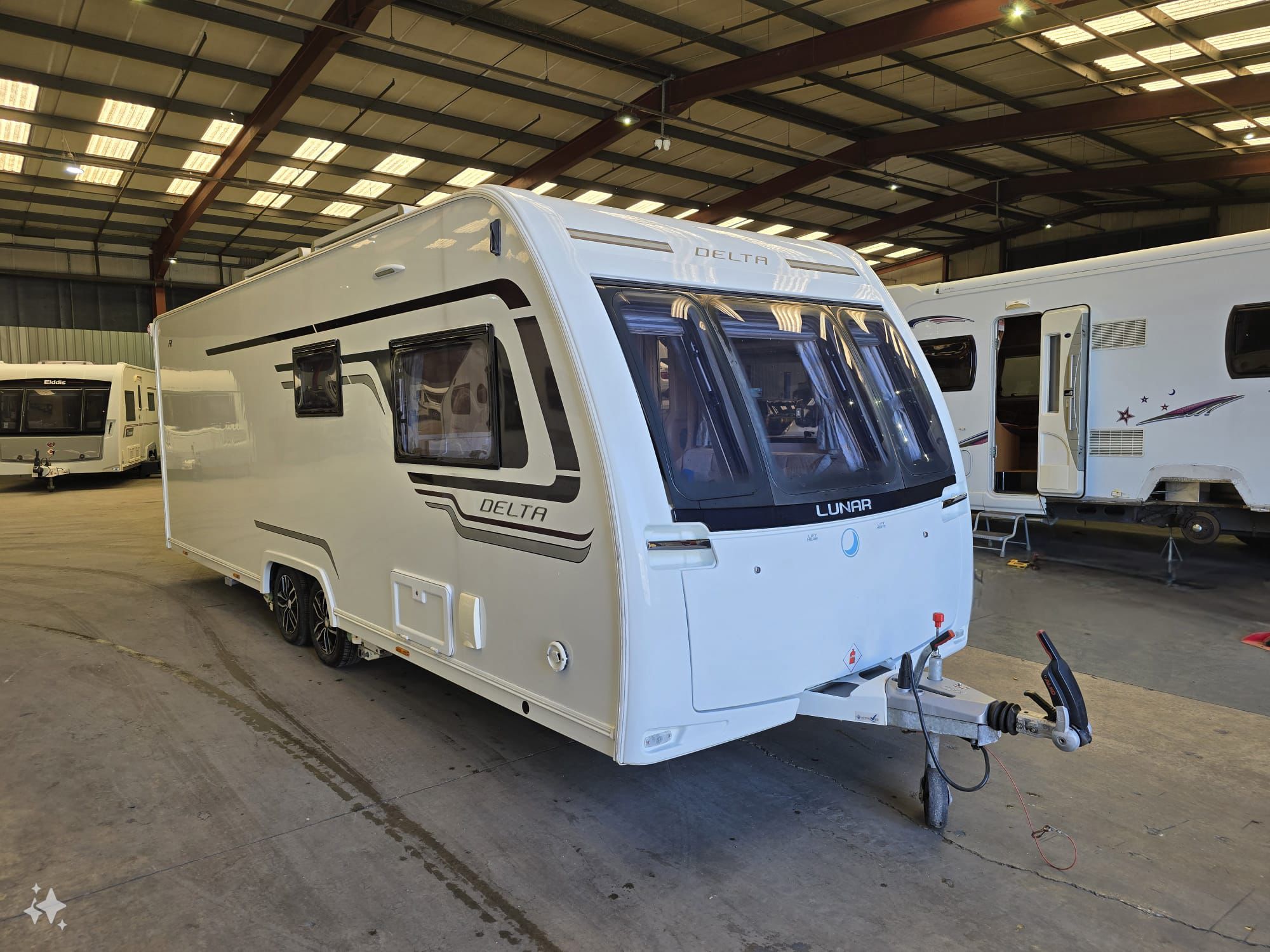 
								Lunar Delta RI Twin Axle 4 Berth Island Bed Caravan full									