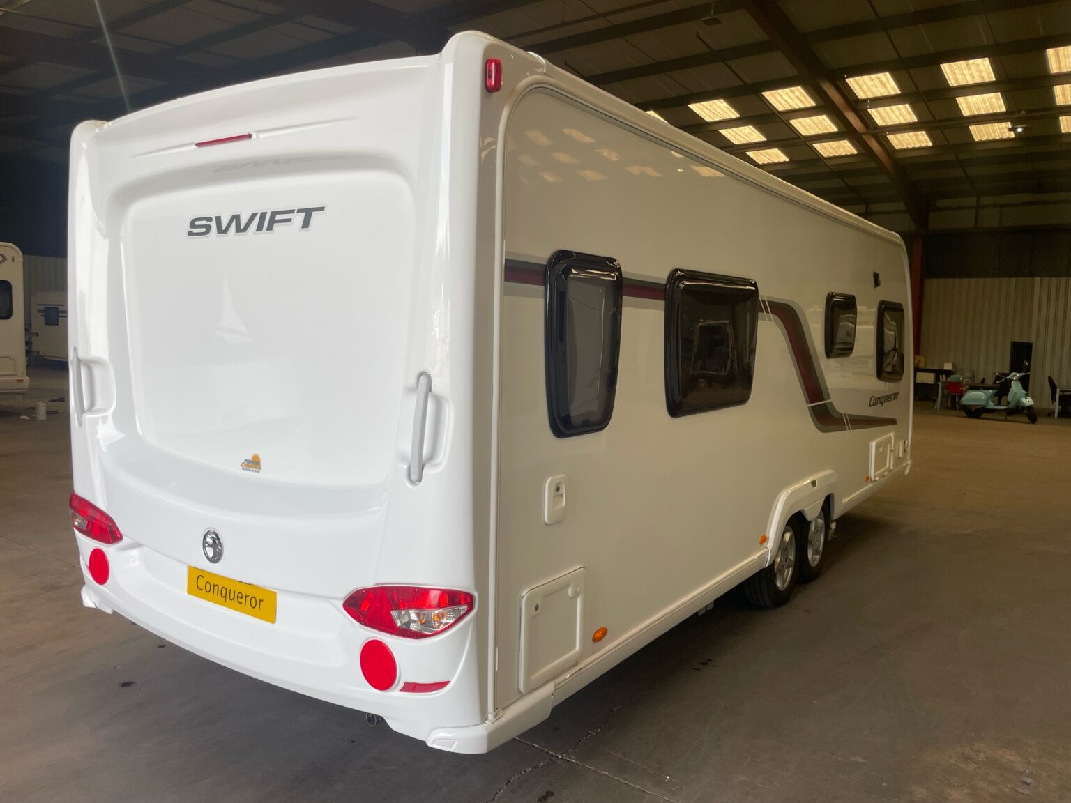 
								Swift Conqueror Twin Axle 4 Berth Island Bed Caravan full									