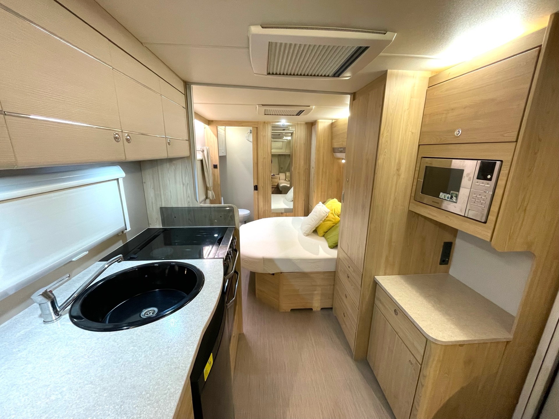 
								Elddis Avante 554-4 Berth Fixed Island Bed Caravan With Motor Mover full									