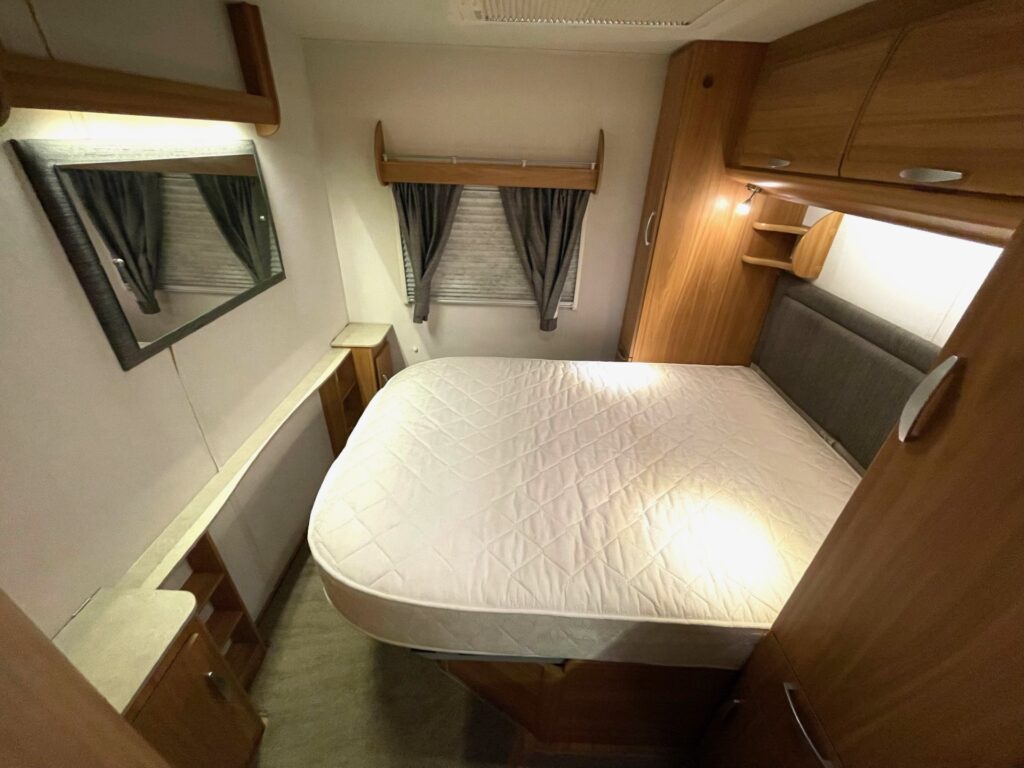 
								Lunar Ultima 560 – 4 Berth Fixed Island Bed Caravan With Awning full									