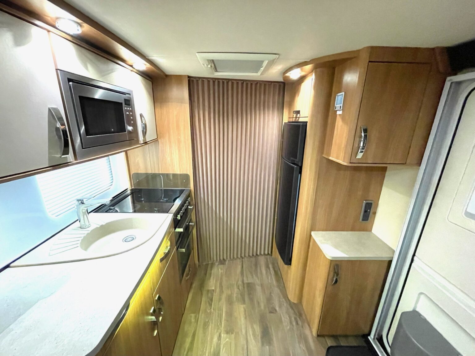 
								Swift Conqueror Twin Axle 4 Berth Island Bed Caravan full									