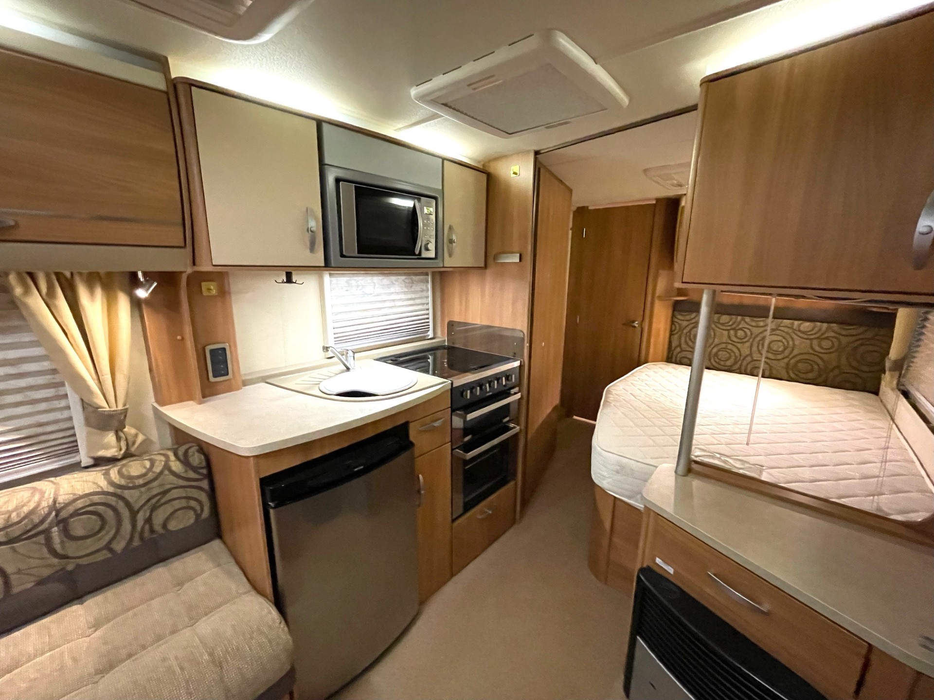 
								Swift Challenger 570 – 4 Berth Fixed Bed Caravan With Motor Mover full									