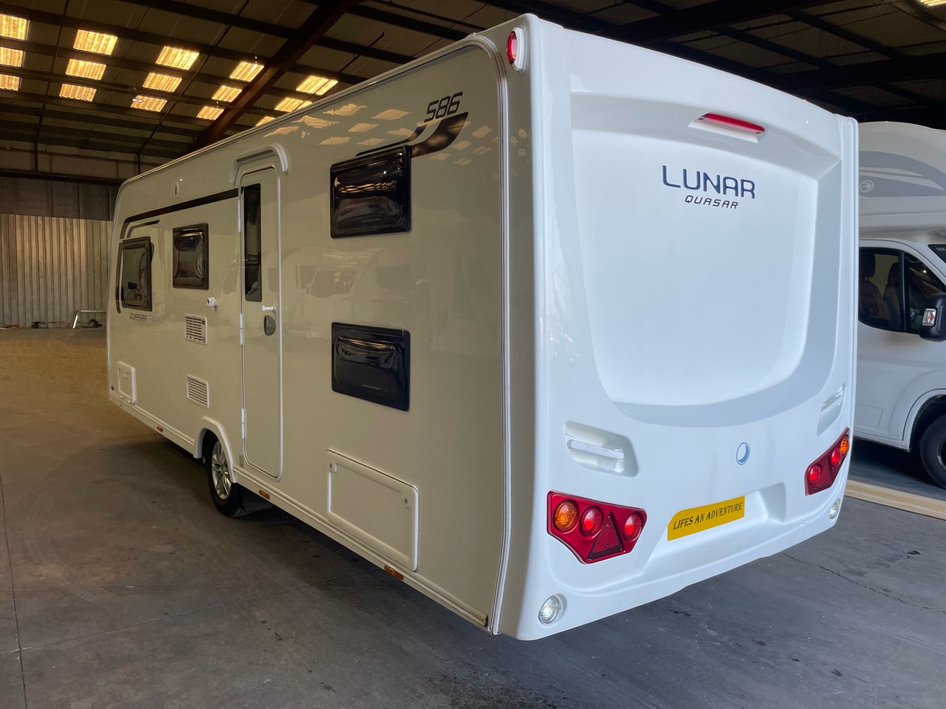 
								Lunar Quasar 586 6 Berth Fixed Bunk Bed Caravan With Motor Mover full									