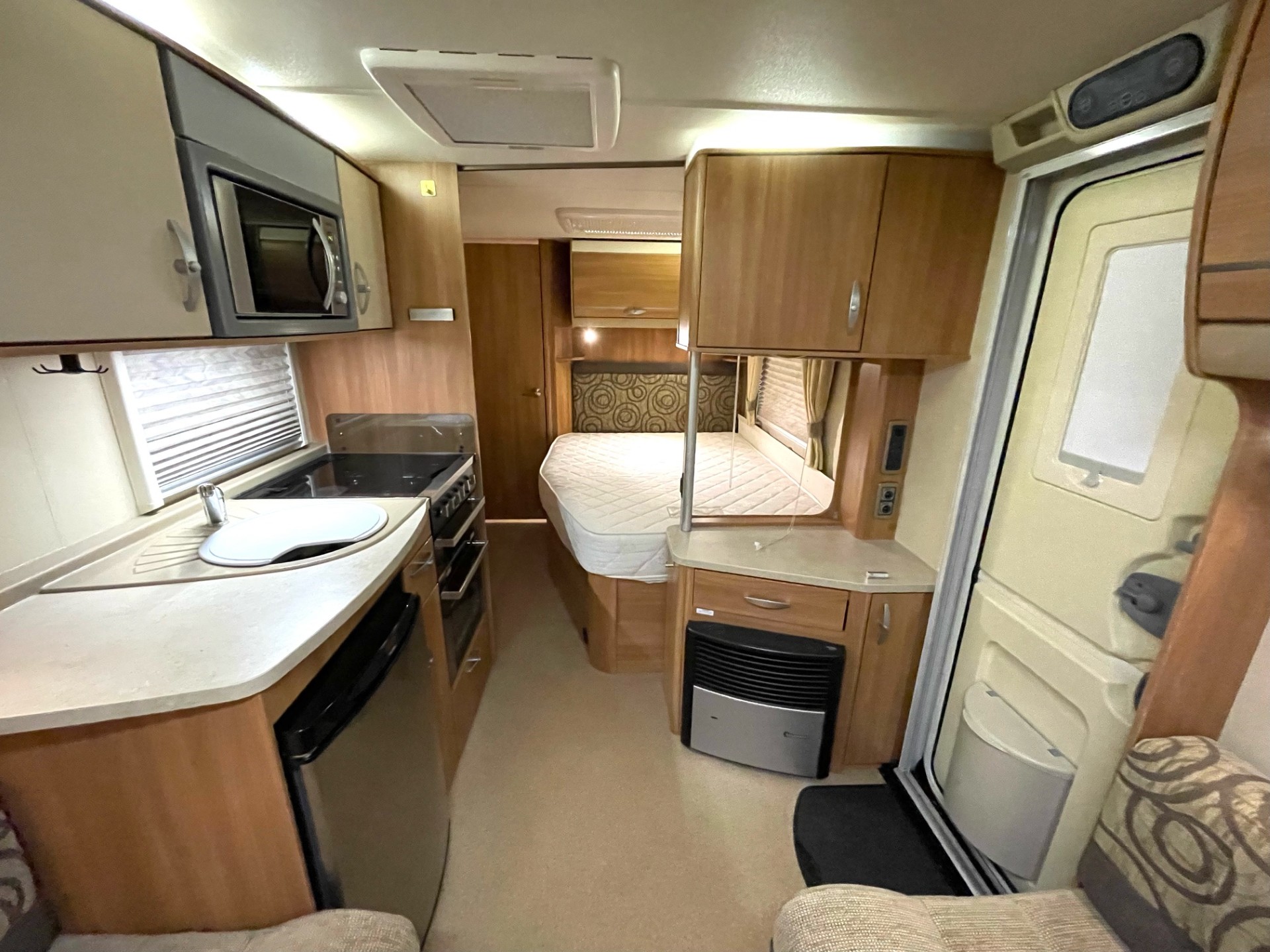 
								Swift Challenger 570 – 4 Berth Fixed Bed Caravan With Motor Mover full									