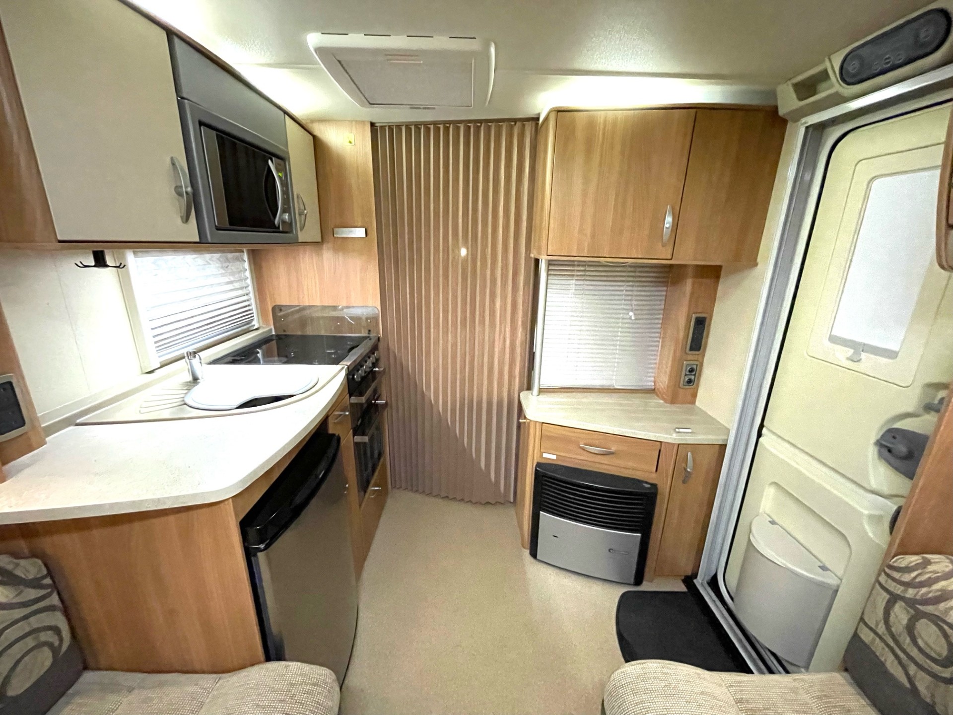 
								Swift Challenger 570 – 4 Berth Fixed Bed Caravan With Motor Mover full									