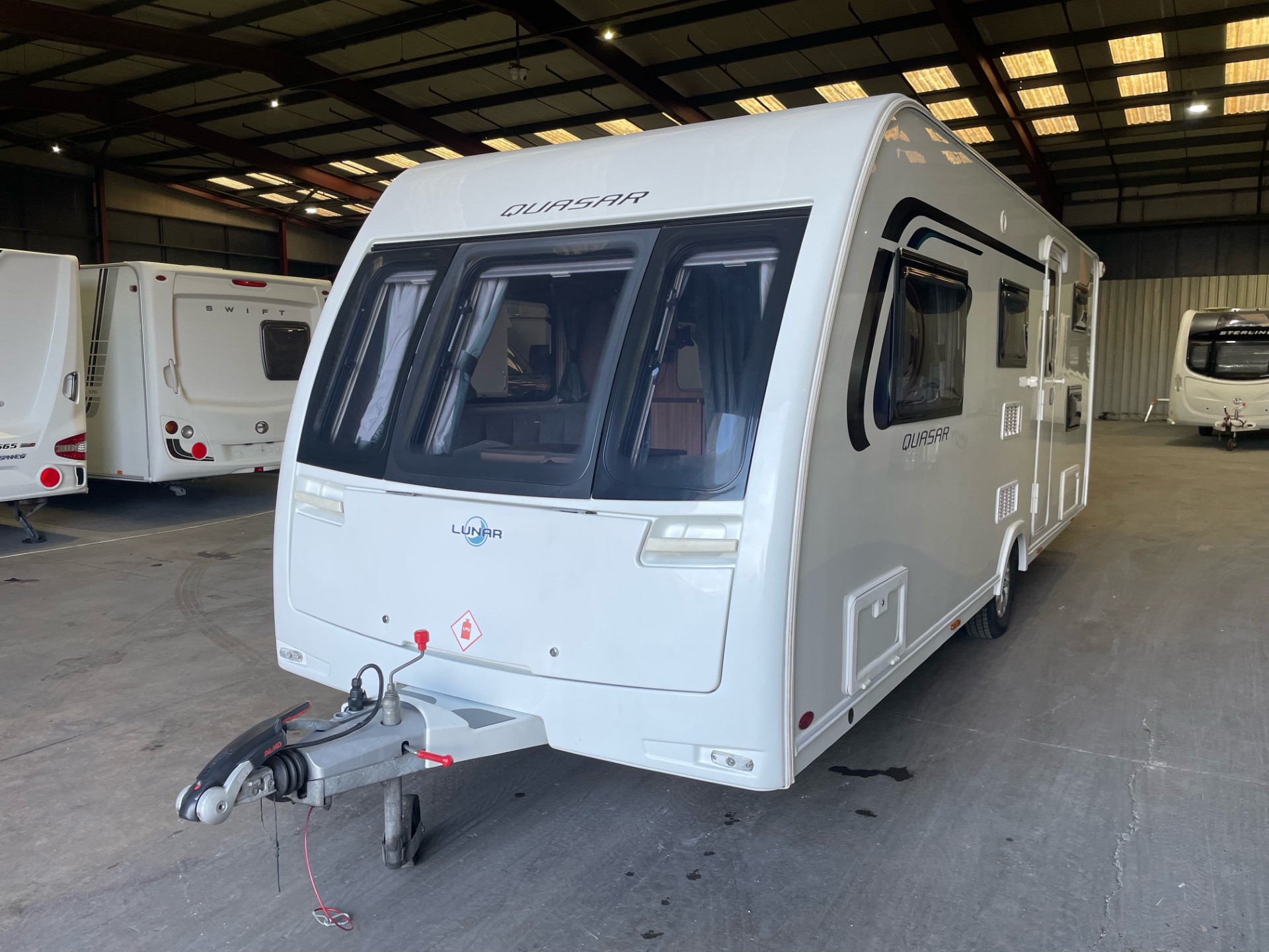 
								Lunar Quasar 586 6 Berth Fixed Bunk Bed Caravan With Motor Mover full									