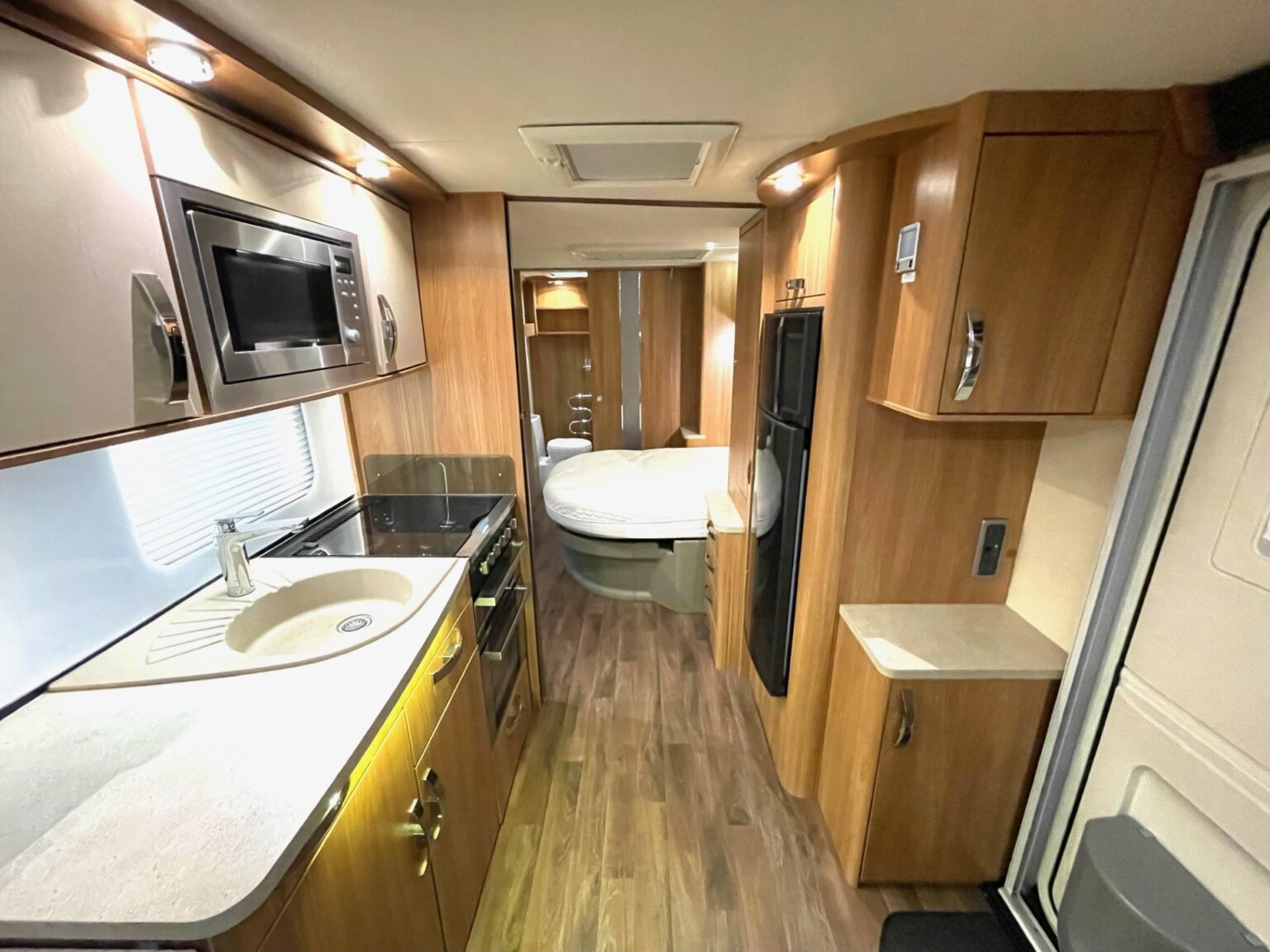 
								Swift Conqueror Twin Axle 4 Berth Island Bed Caravan full									