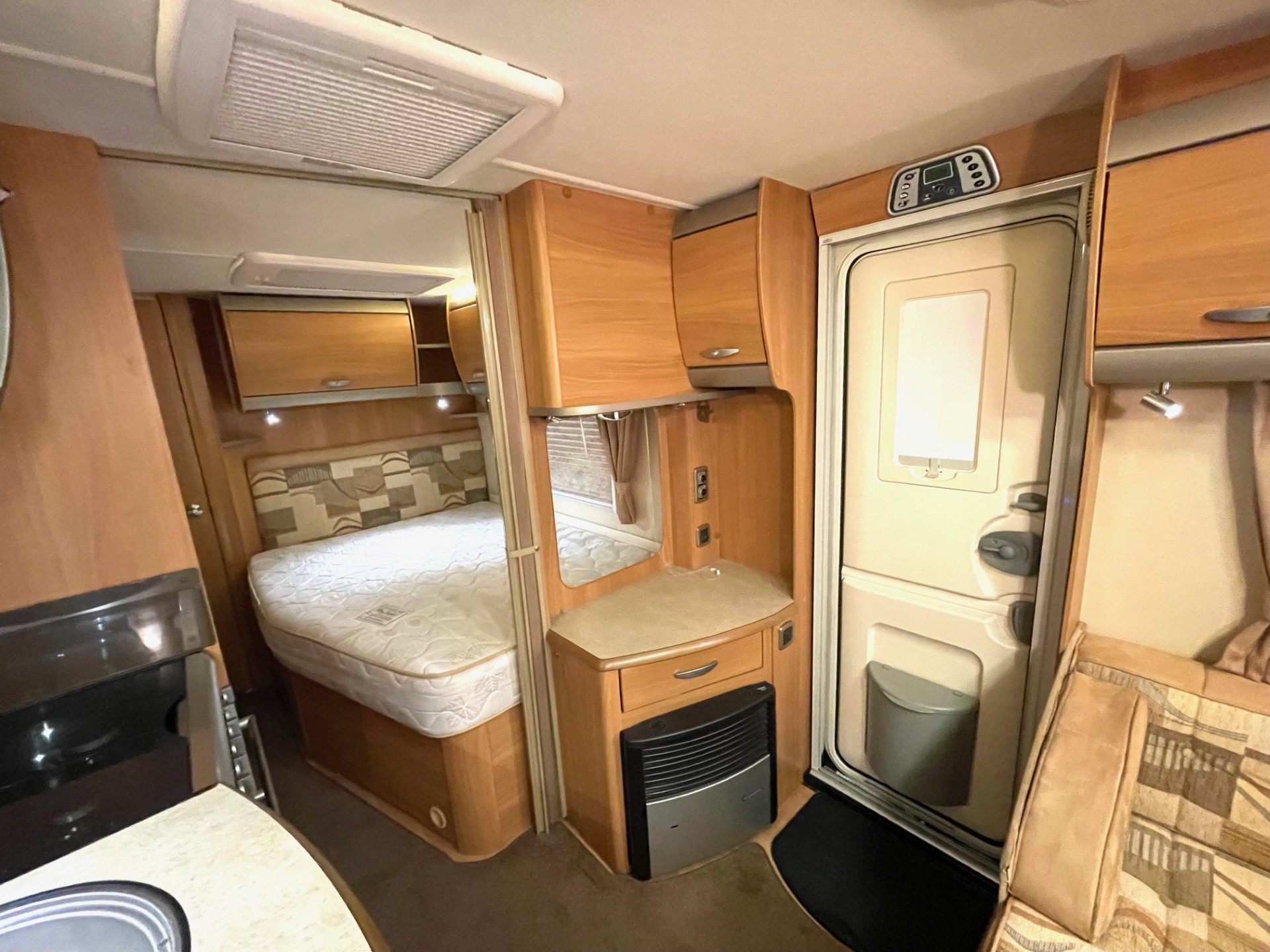 
								Swift Challenger 570-4 Berth Fixed Bed Caravan With End Washroom full									