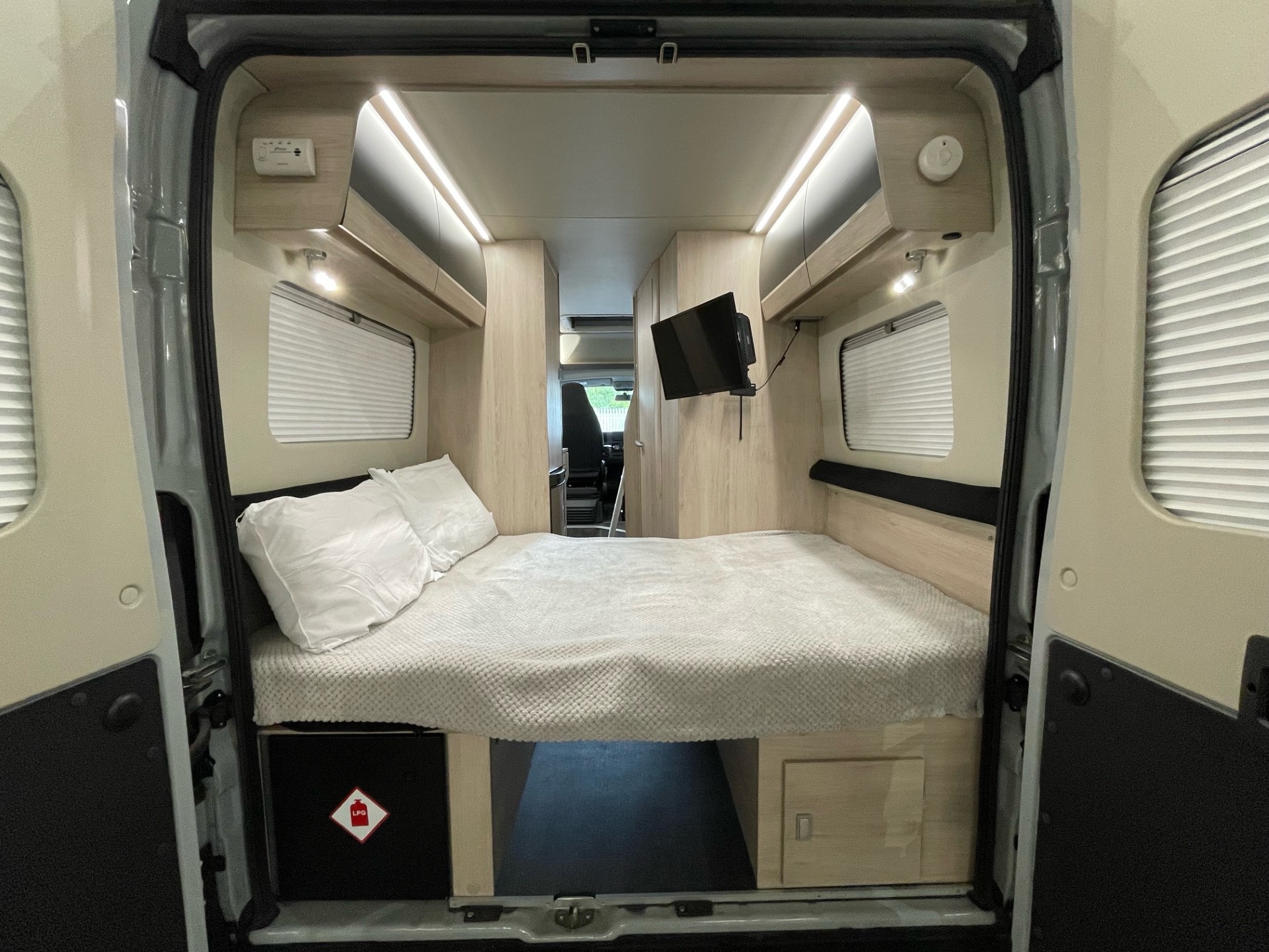 
								Auto Trail Expedition 68 4 Berth Campervan full									