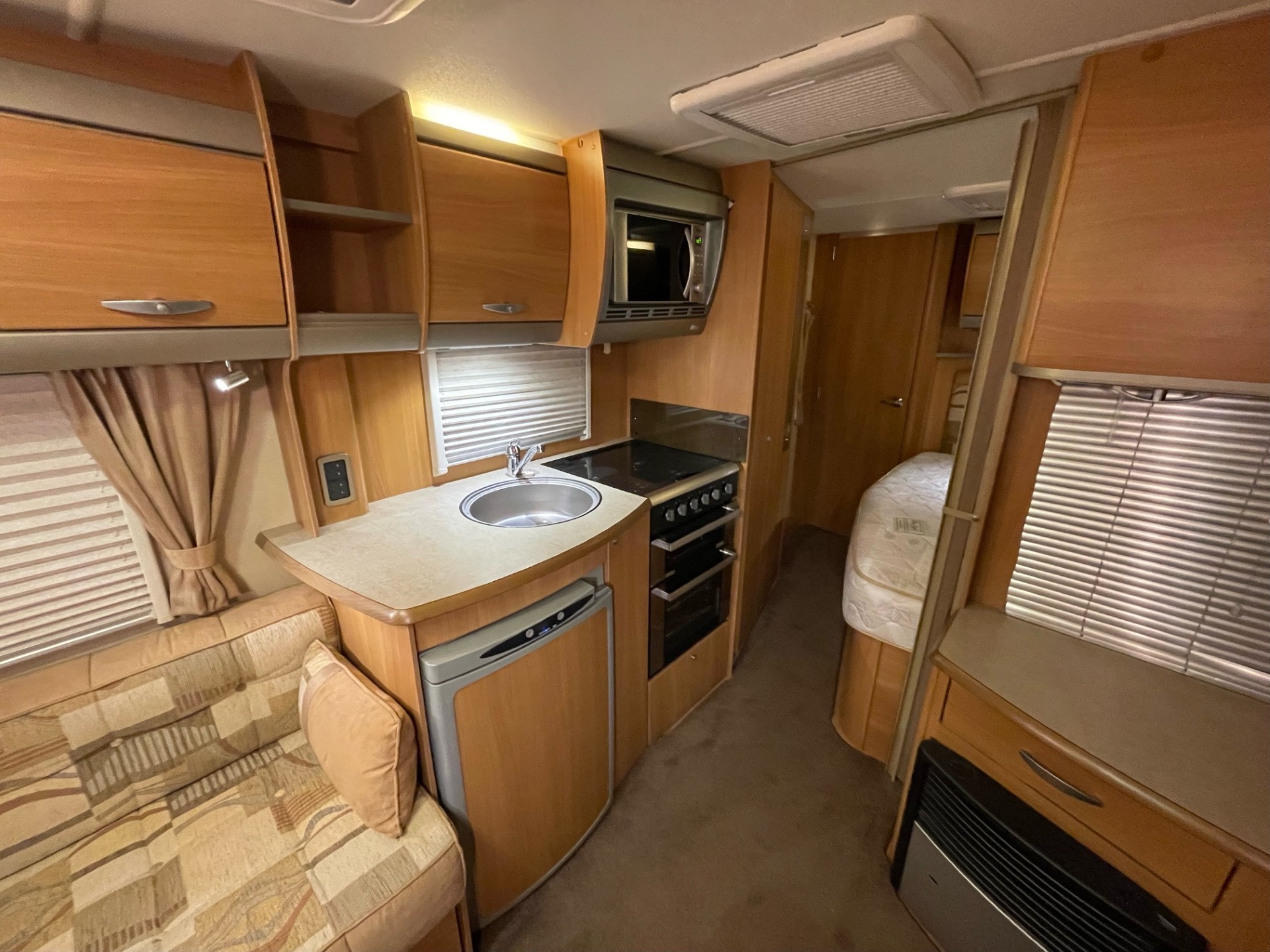 
								Swift Challenger 570-4 Berth Fixed Bed Caravan With End Washroom full									