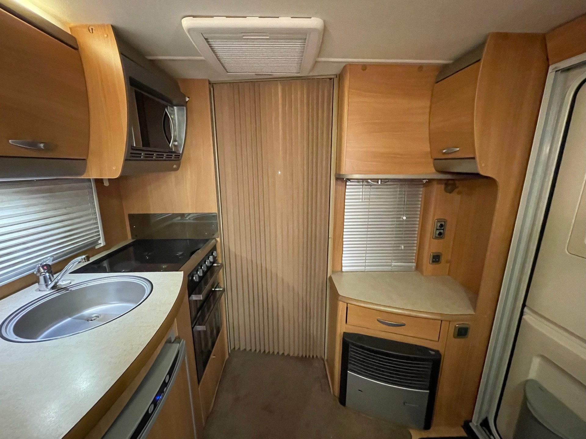 
								Swift Challenger 570-4 Berth Fixed Bed Caravan With End Washroom full									