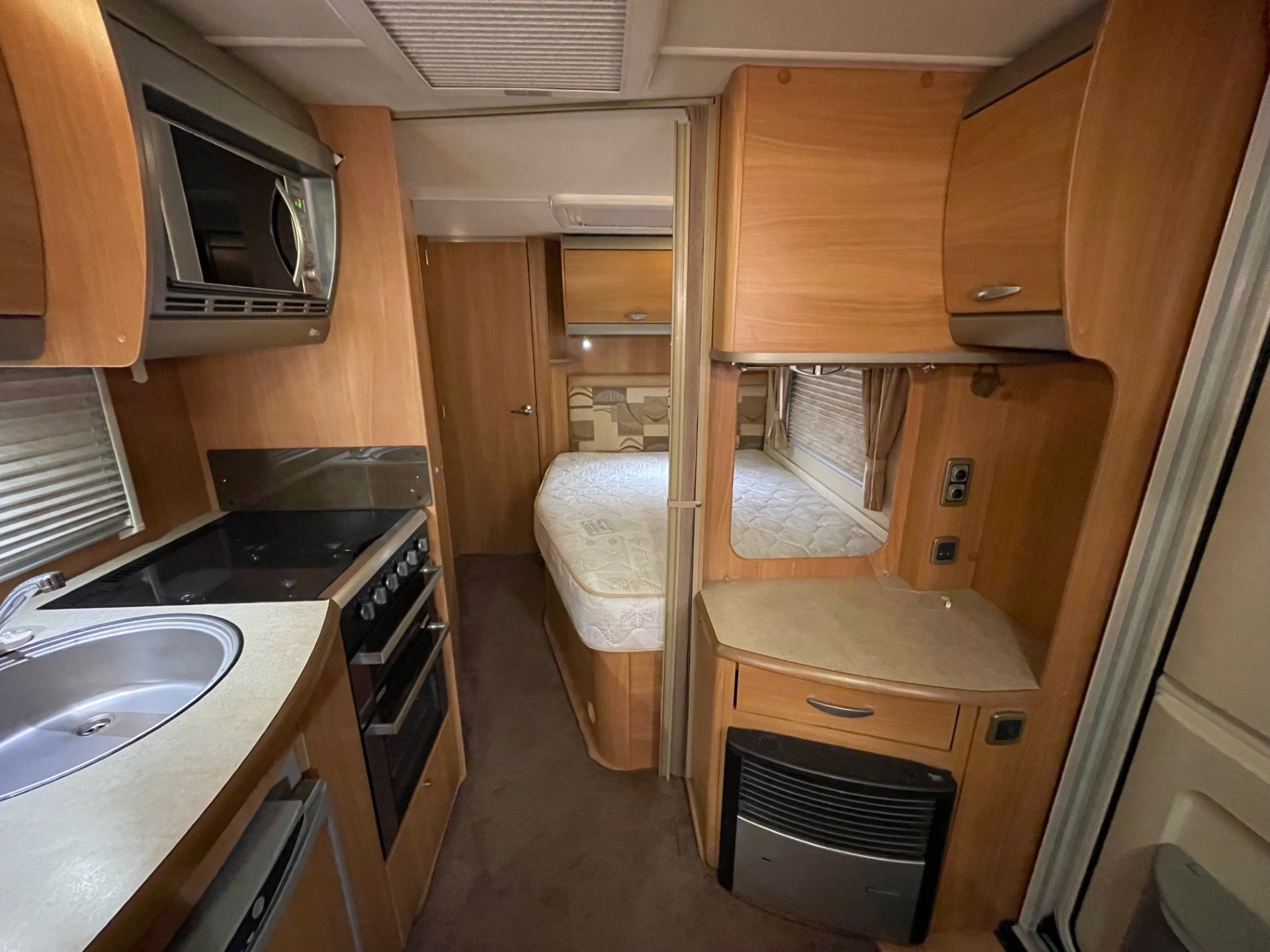 
								Swift Challenger 570-4 Berth Fixed Bed Caravan With End Washroom full									