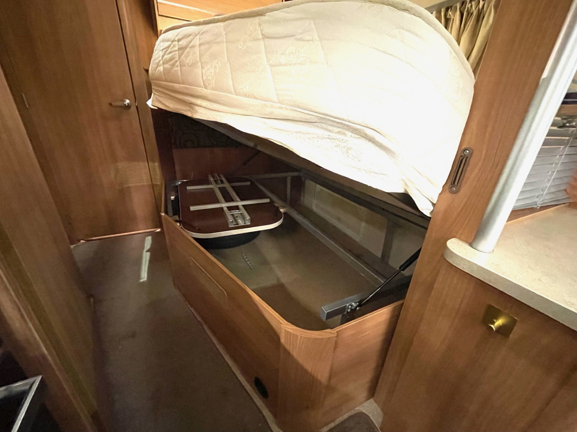 
								Swift Challenger 570 – 4 Berth Fixed Bed Caravan With Motor Mover full									