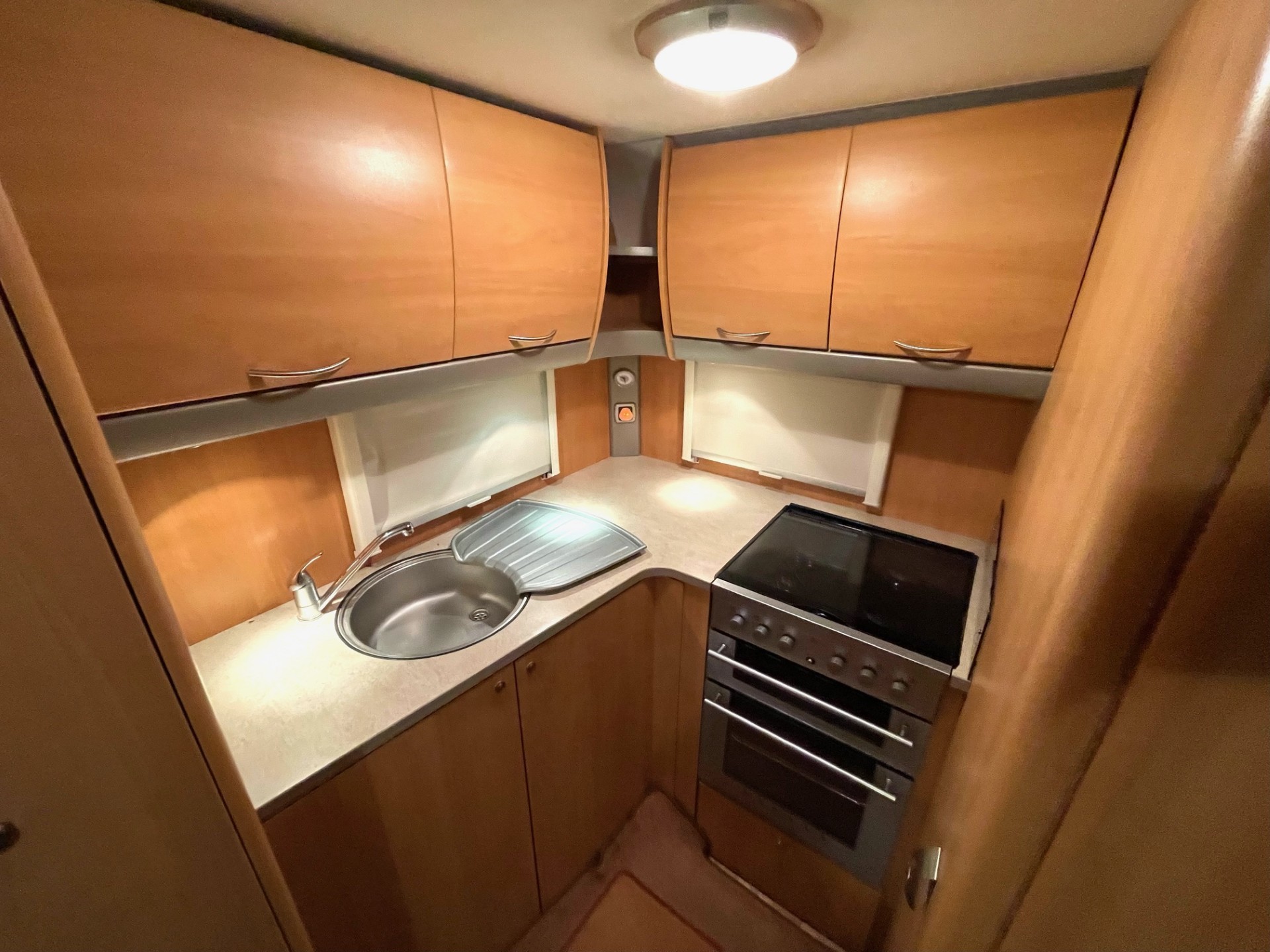 
								Swift Lynmere GT 2 Berth L-Shaped Kitchen full									