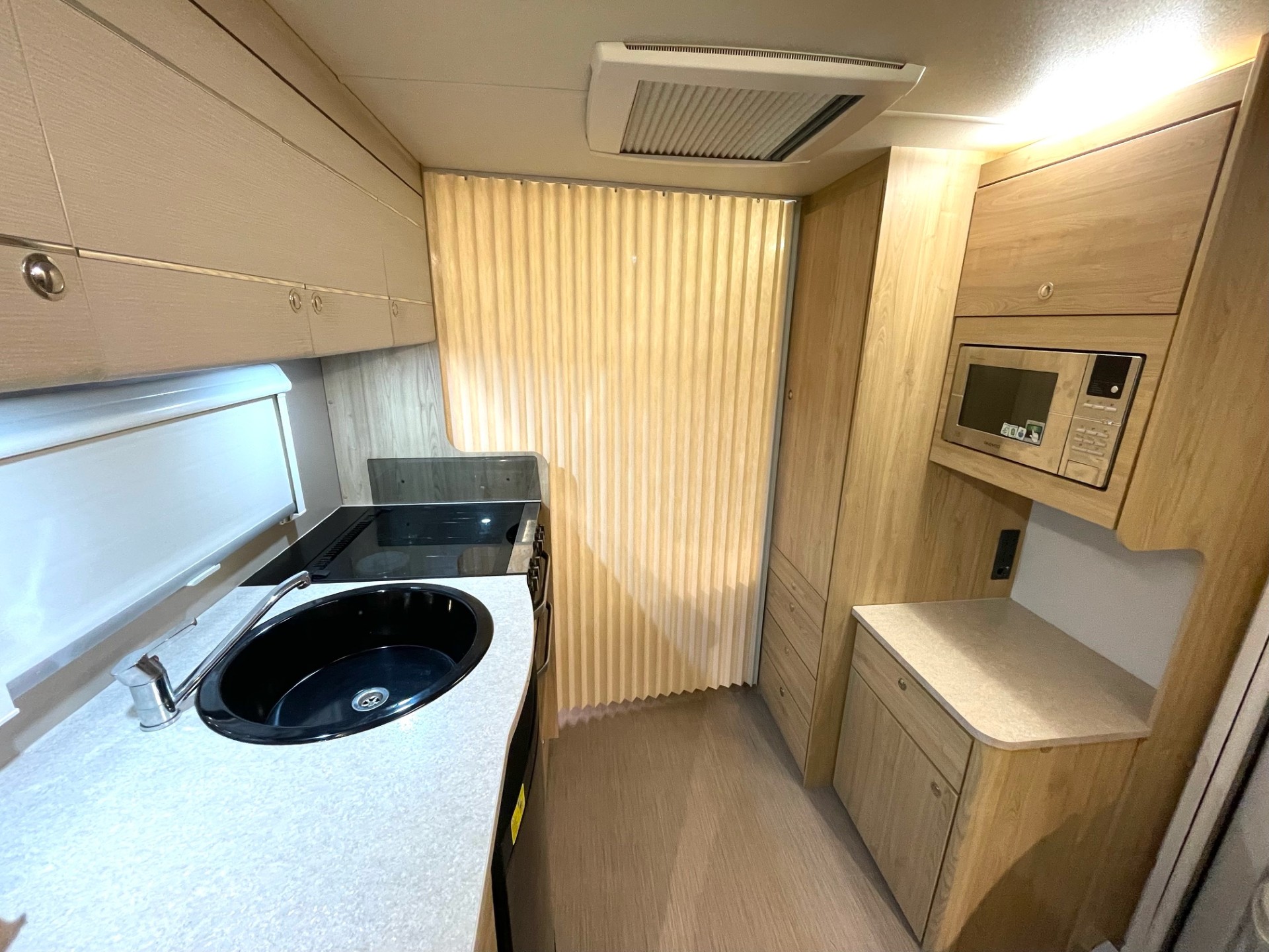 
								Elddis Avante 554-4 Berth Fixed Island Bed Caravan With Motor Mover full									