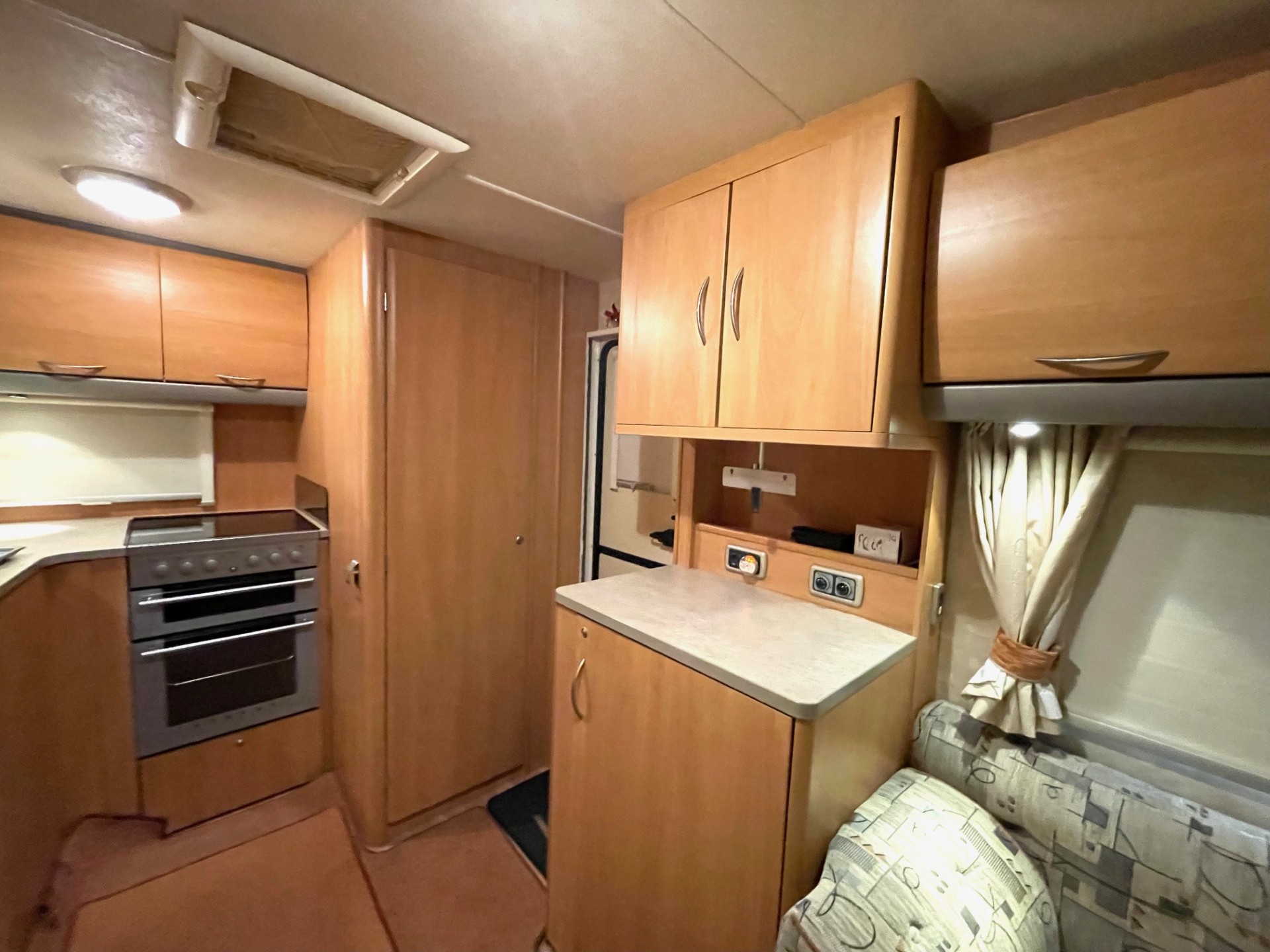 
								Swift Lynmere GT 2 Berth L-Shaped Kitchen full									