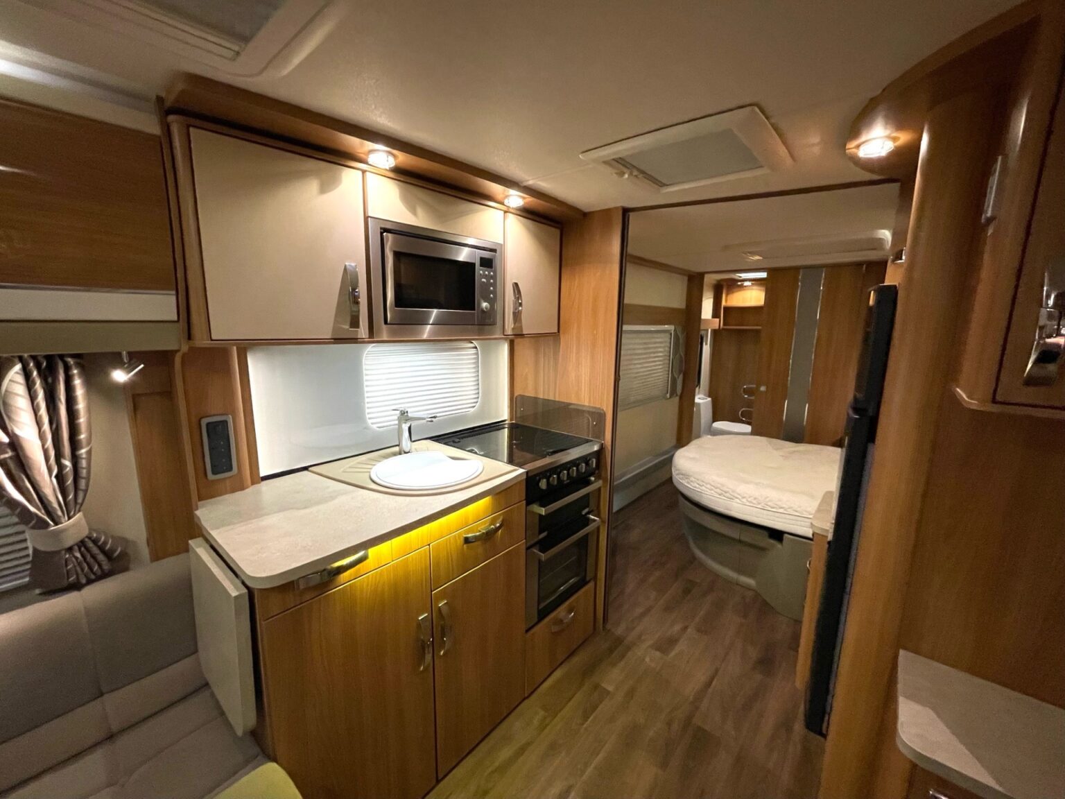 
								Swift Conqueror Twin Axle 4 Berth Island Bed Caravan full									