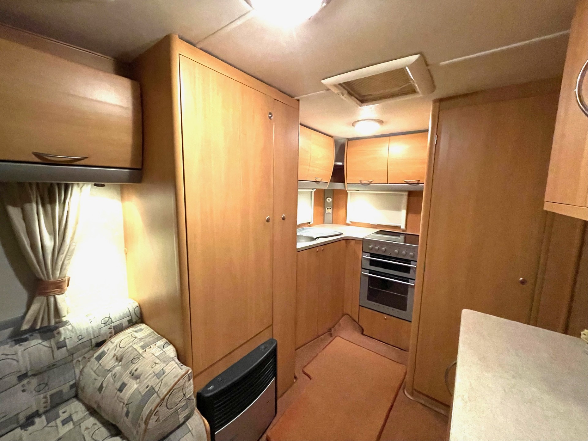 
								Swift Lynmere GT 2 Berth L-Shaped Kitchen full									