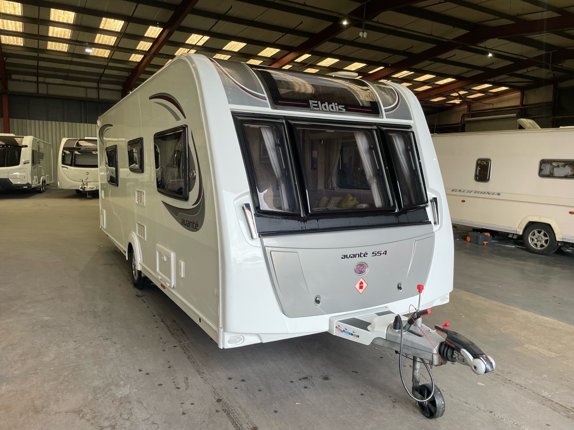 Elddis Avante 554-4 Berth Fixed Island Bed Caravan With Motor Mover