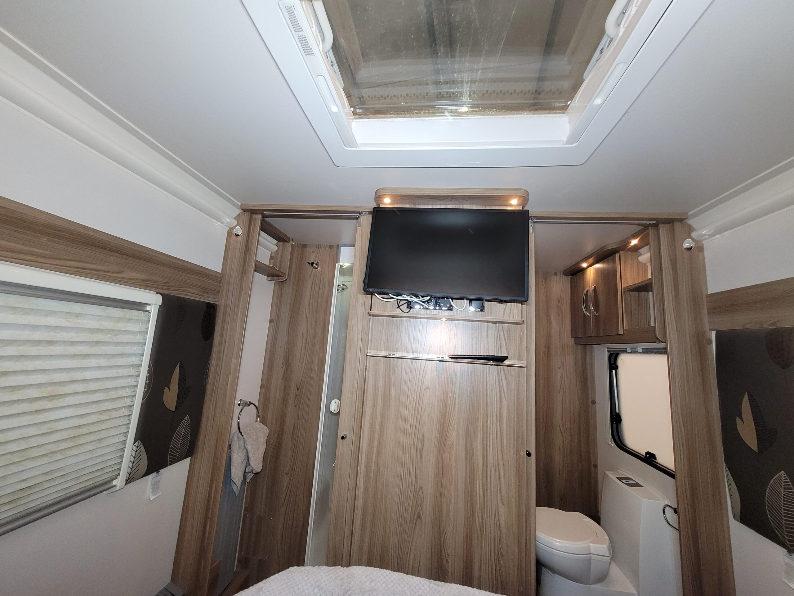 
								Swift Conqueror 560 Caravan full									