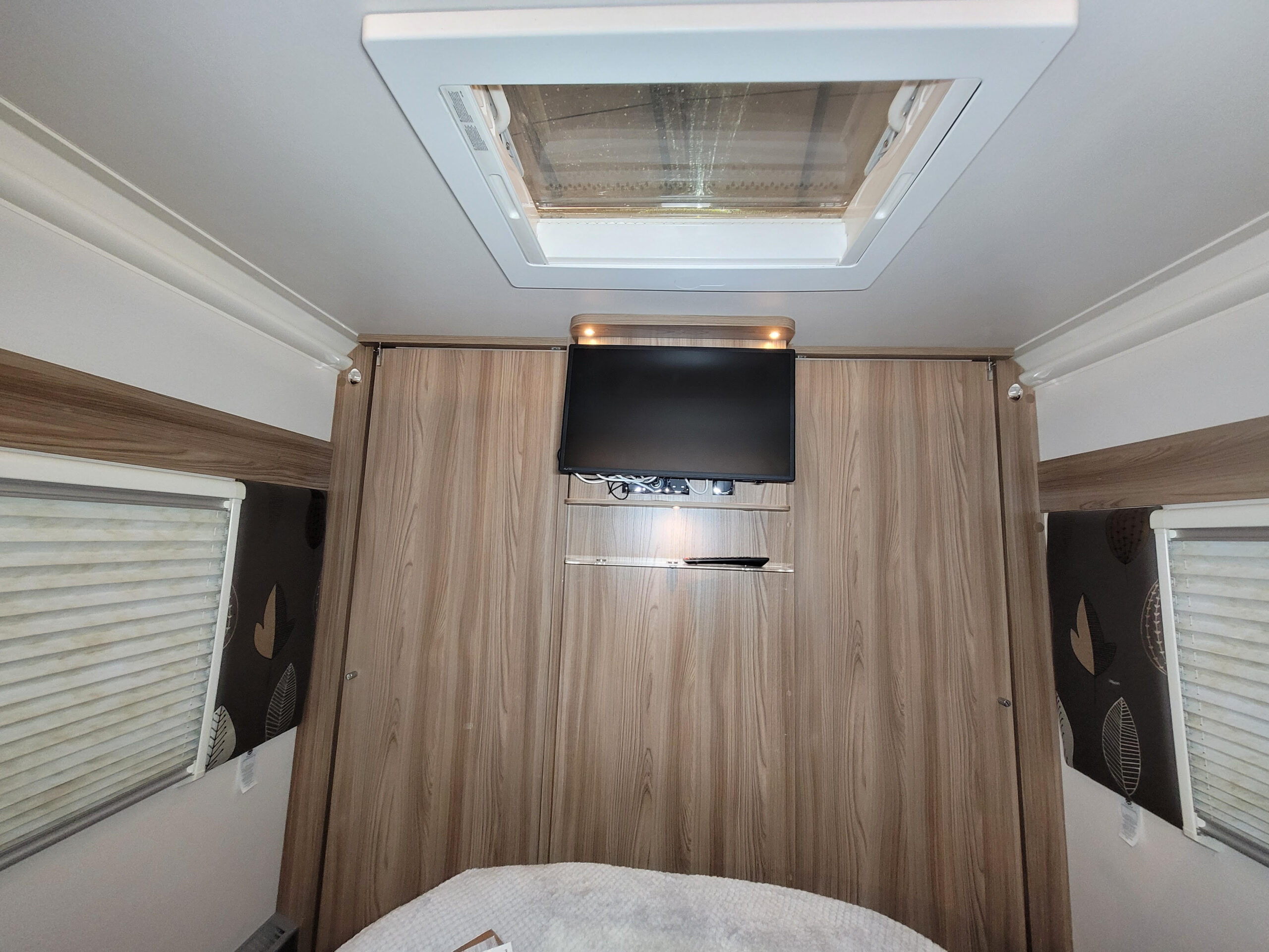 
								Swift Conqueror 560 Caravan full									