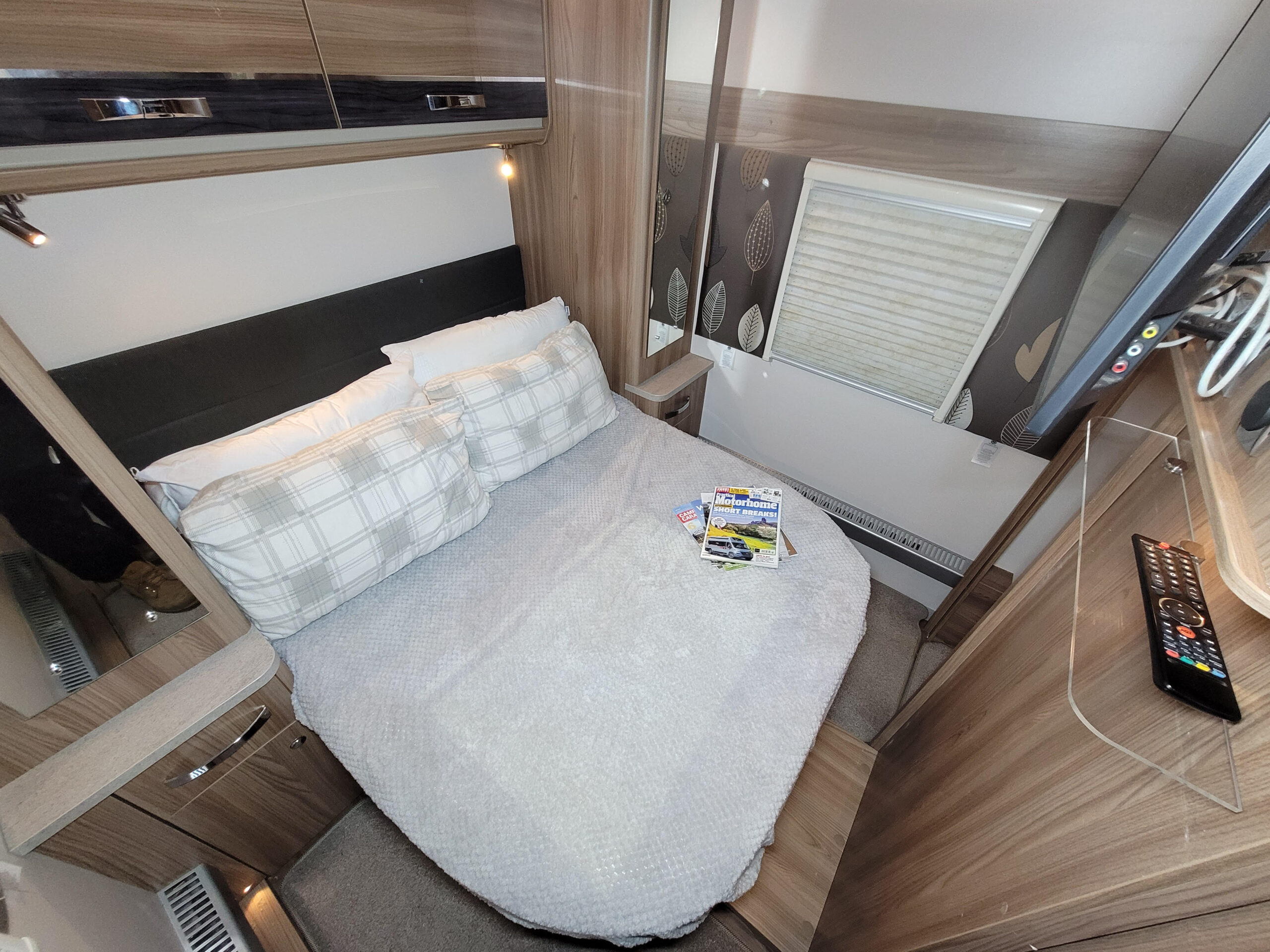 
								Swift Conqueror 560 Caravan full									