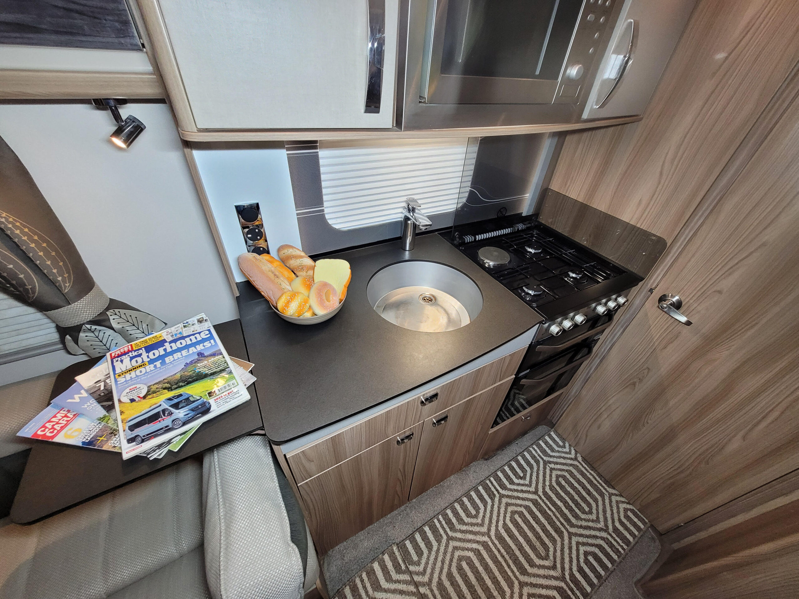 
								Swift Conqueror 560 Caravan full									