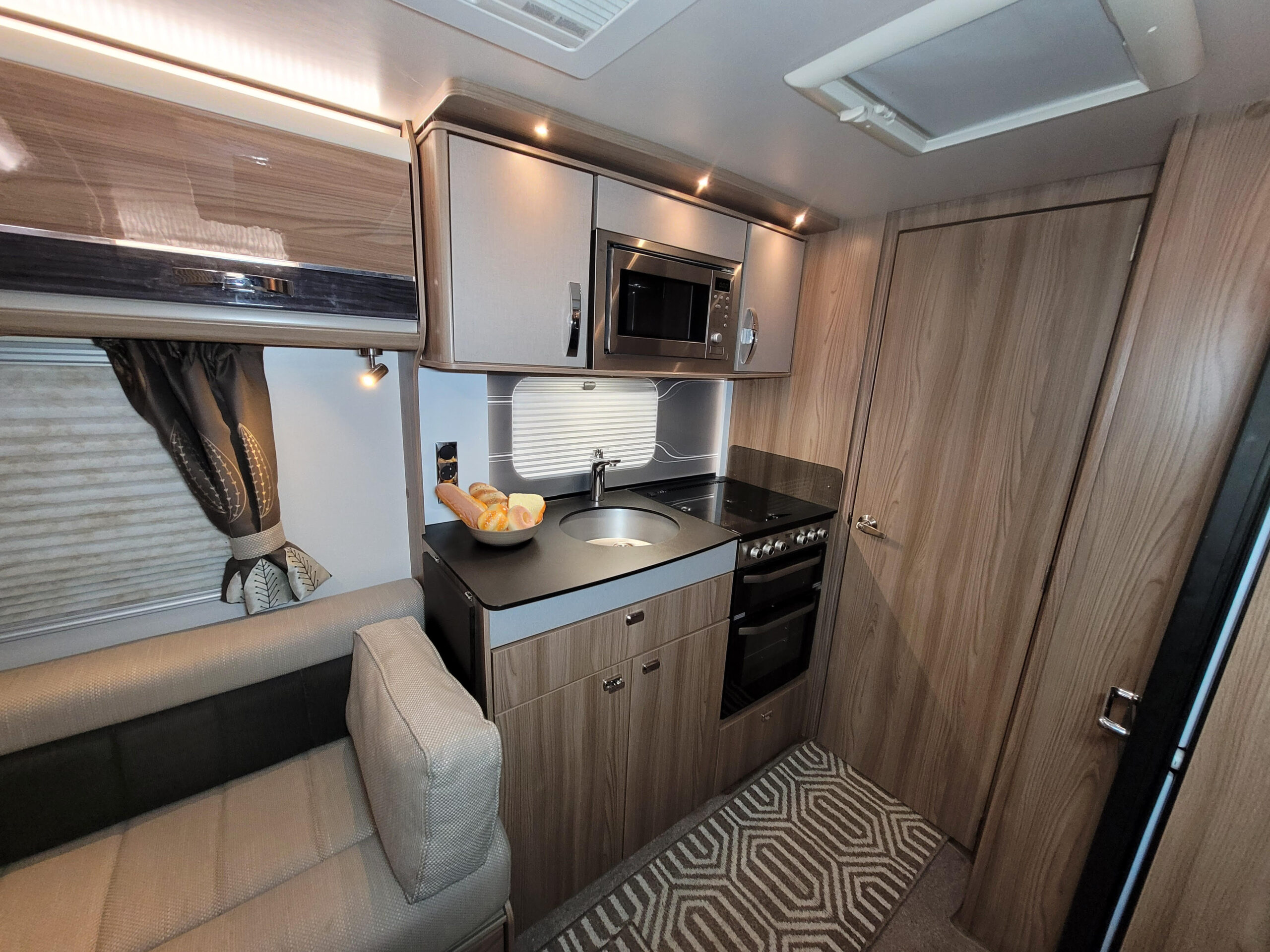 
								Swift Conqueror 560 Caravan full									