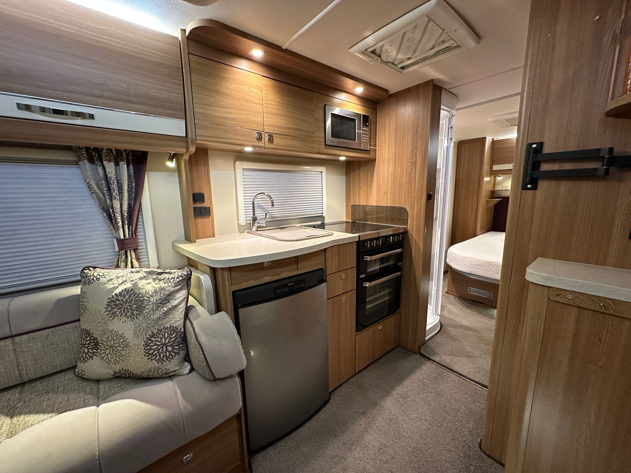 
								Compass Rallye 550 Caravan full									