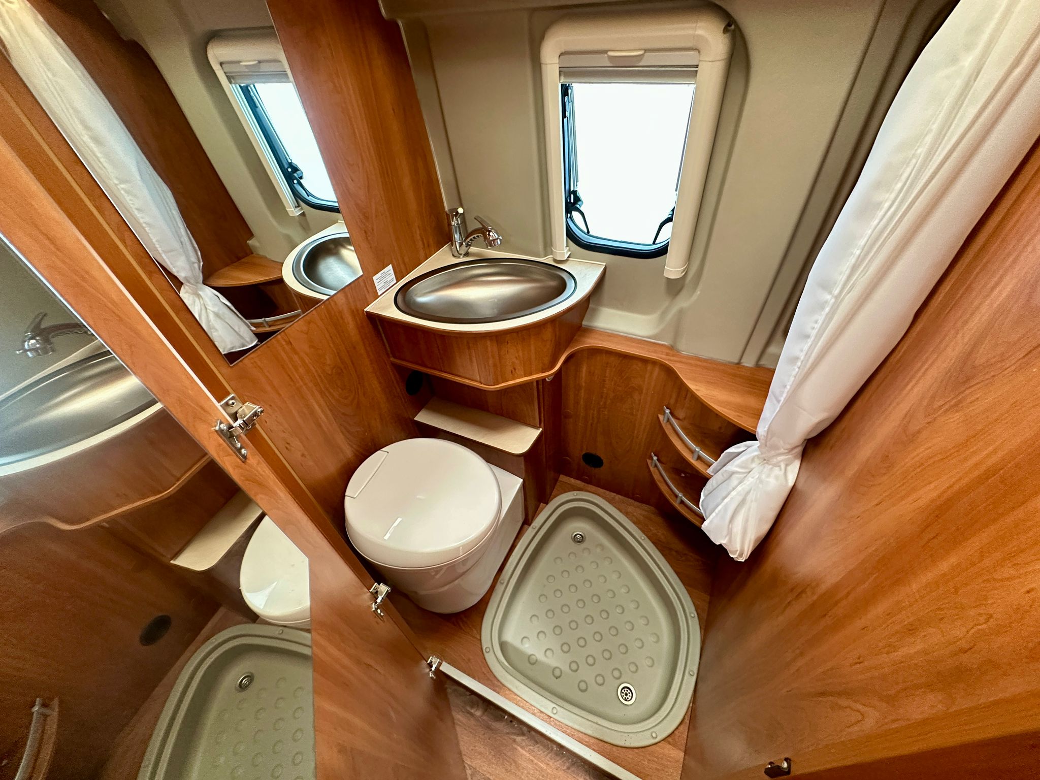 
								Globecar Campscout B Campervan full									