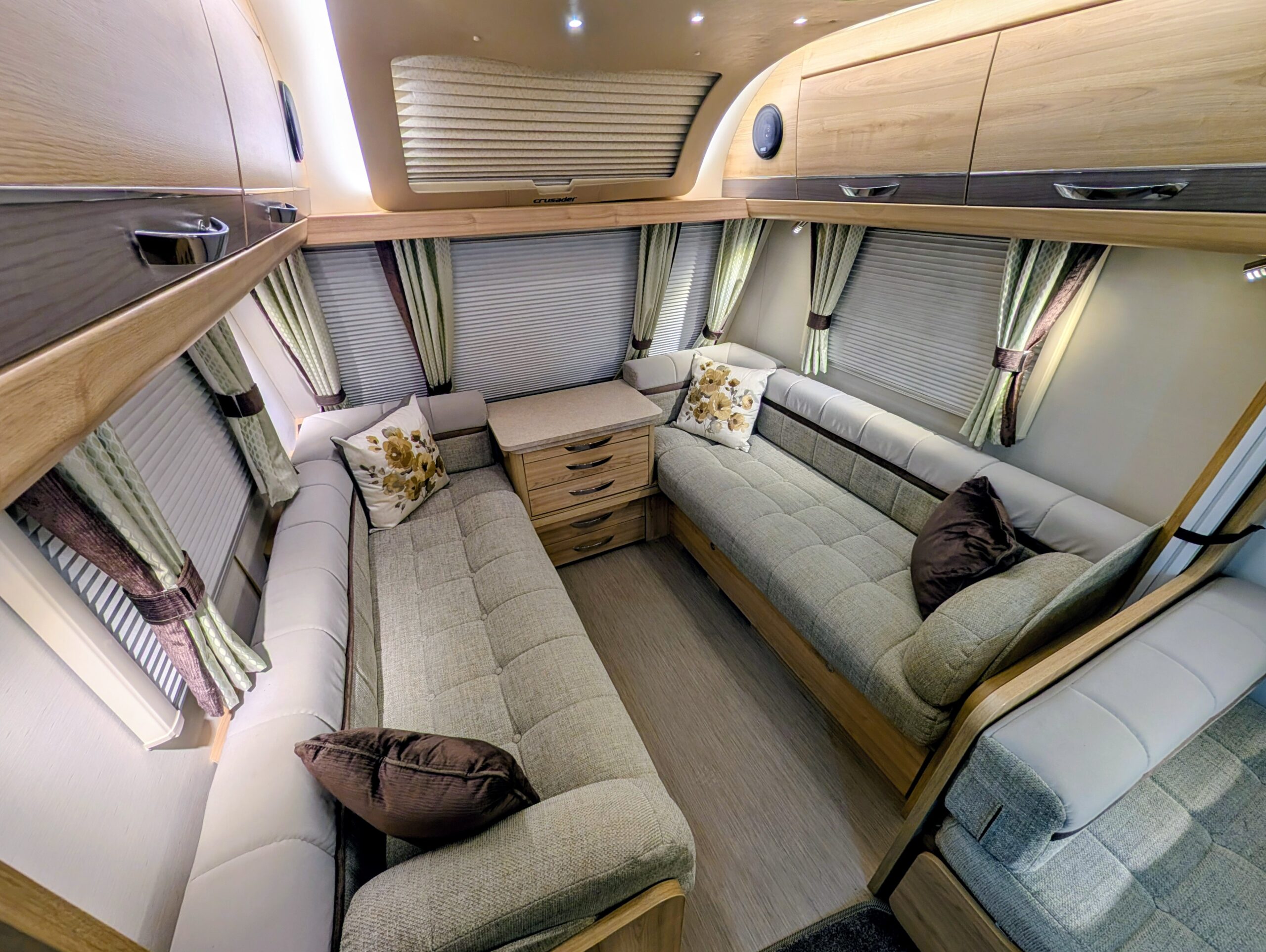 
								Elddis Crusader Tempest EB full									