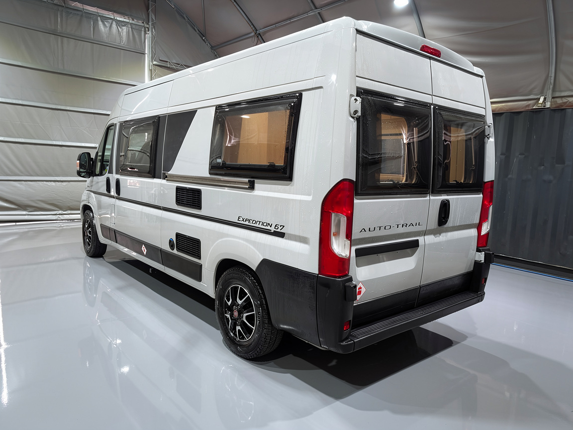 
								Auto-Trail Expedition 67 full									
