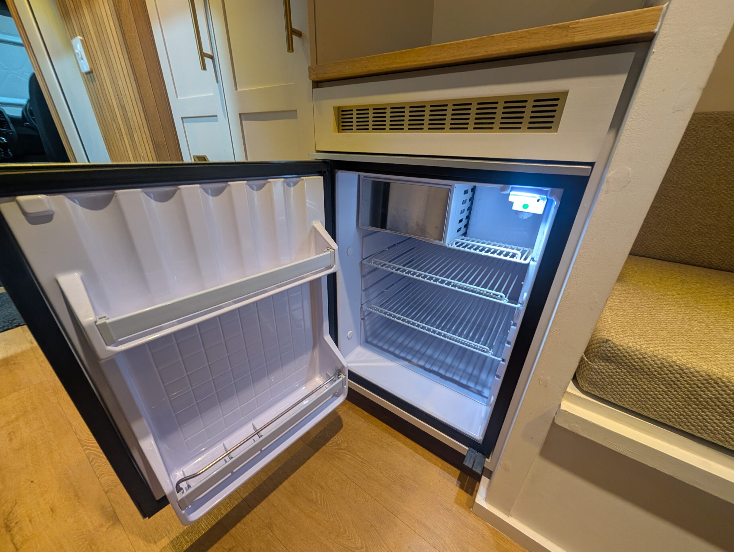 
								Mercedes-Benz Sprinter Campervan Conversion full									