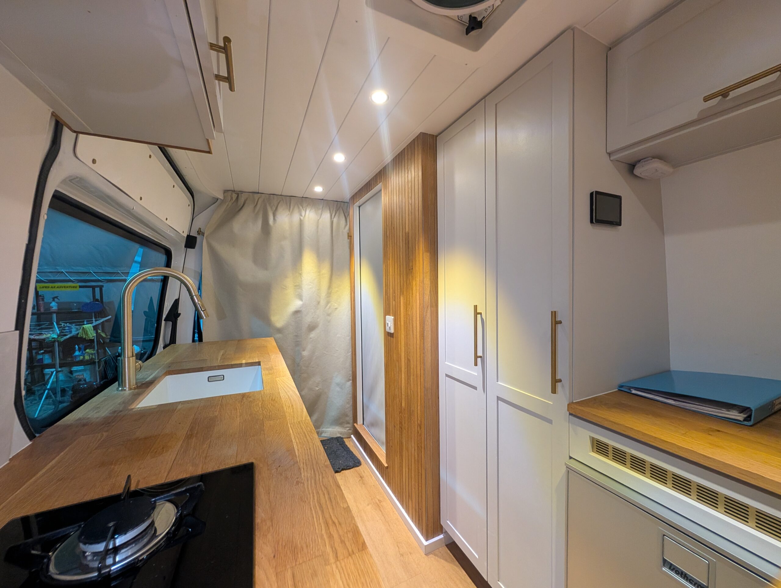 
								Mercedes-Benz Sprinter Campervan Conversion full									