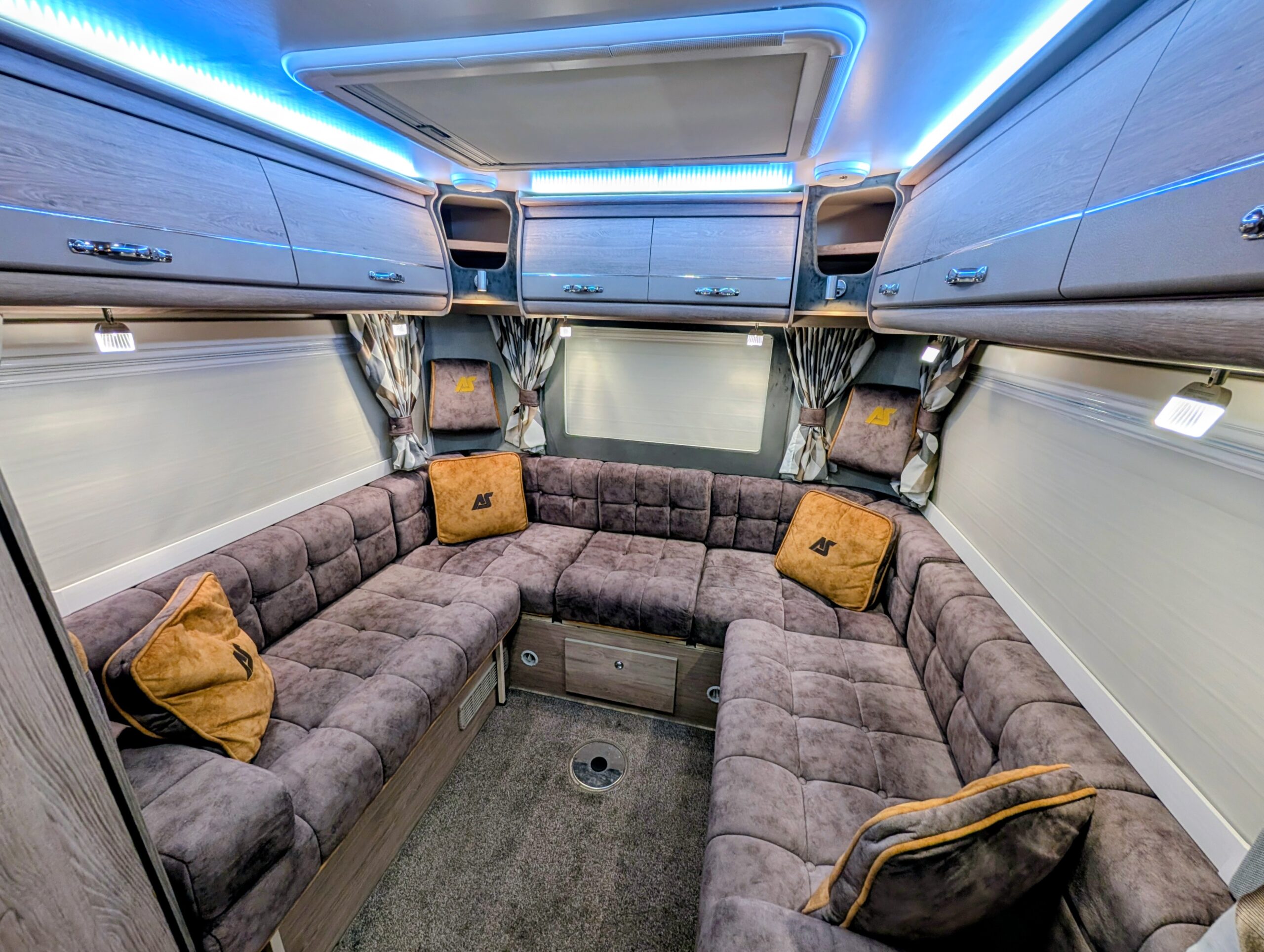 
								Auto-Sleeper Broadway EL full									
