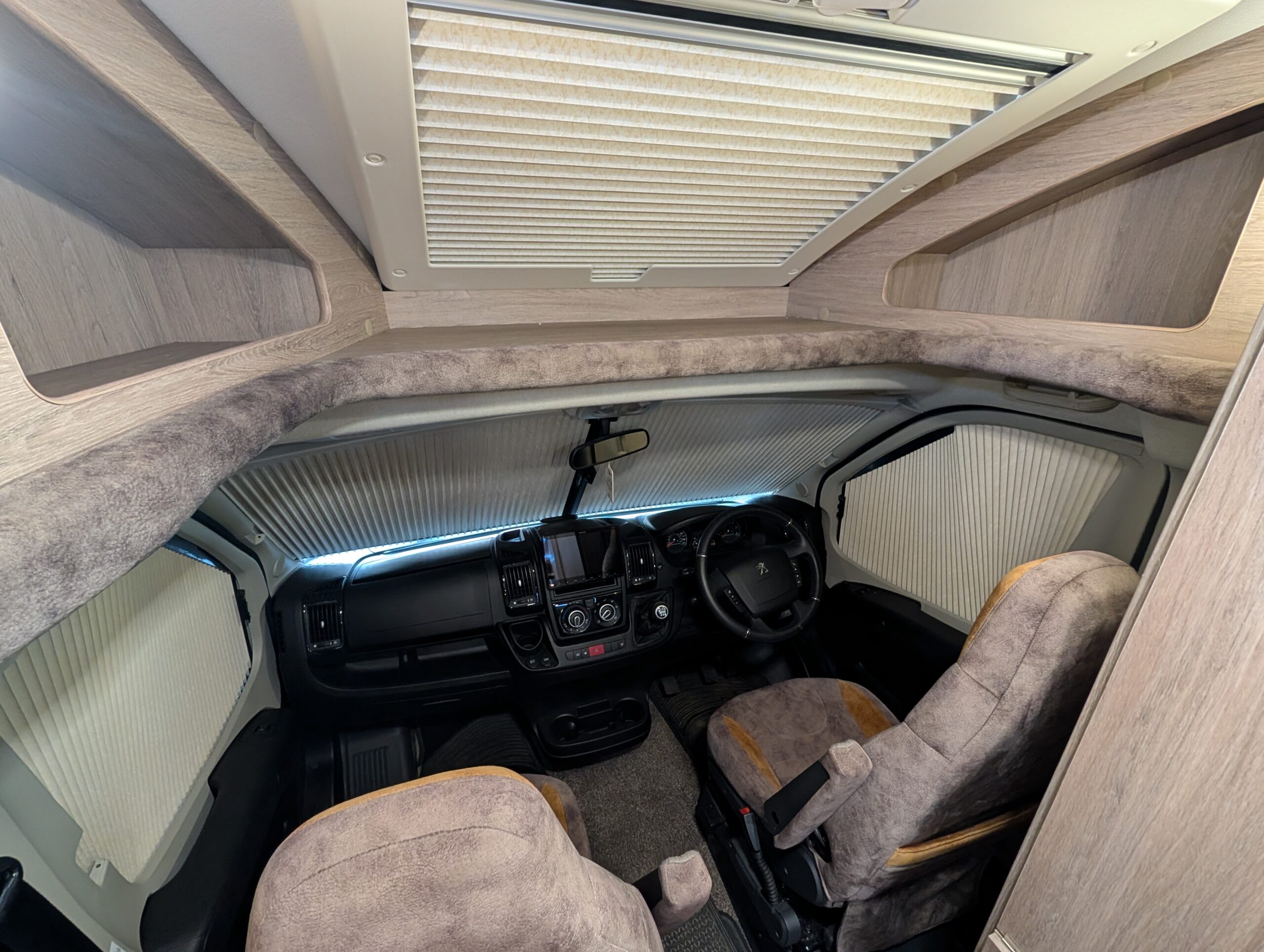 
								Auto-Sleeper Broadway EL full									