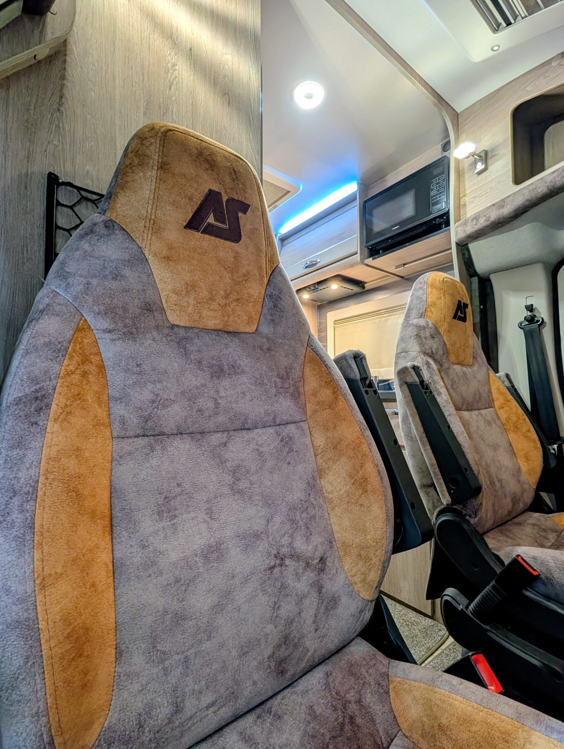 
								Auto-Sleeper Broadway EL full									