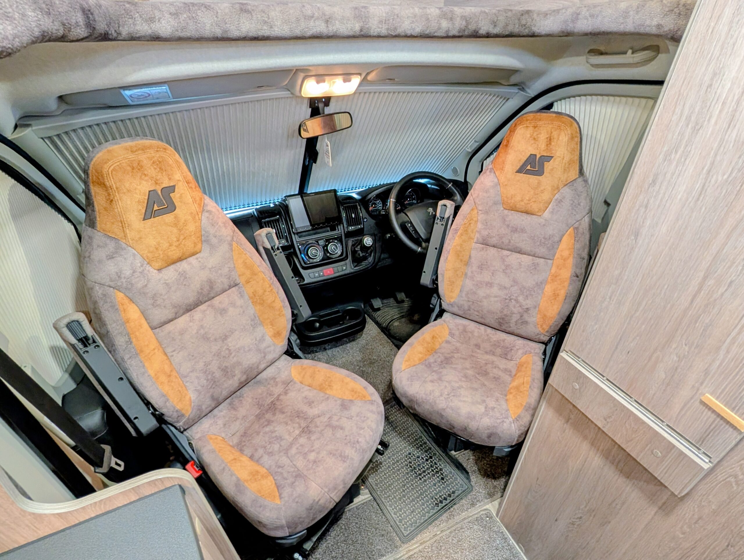 
								Auto-Sleeper Broadway EL full									