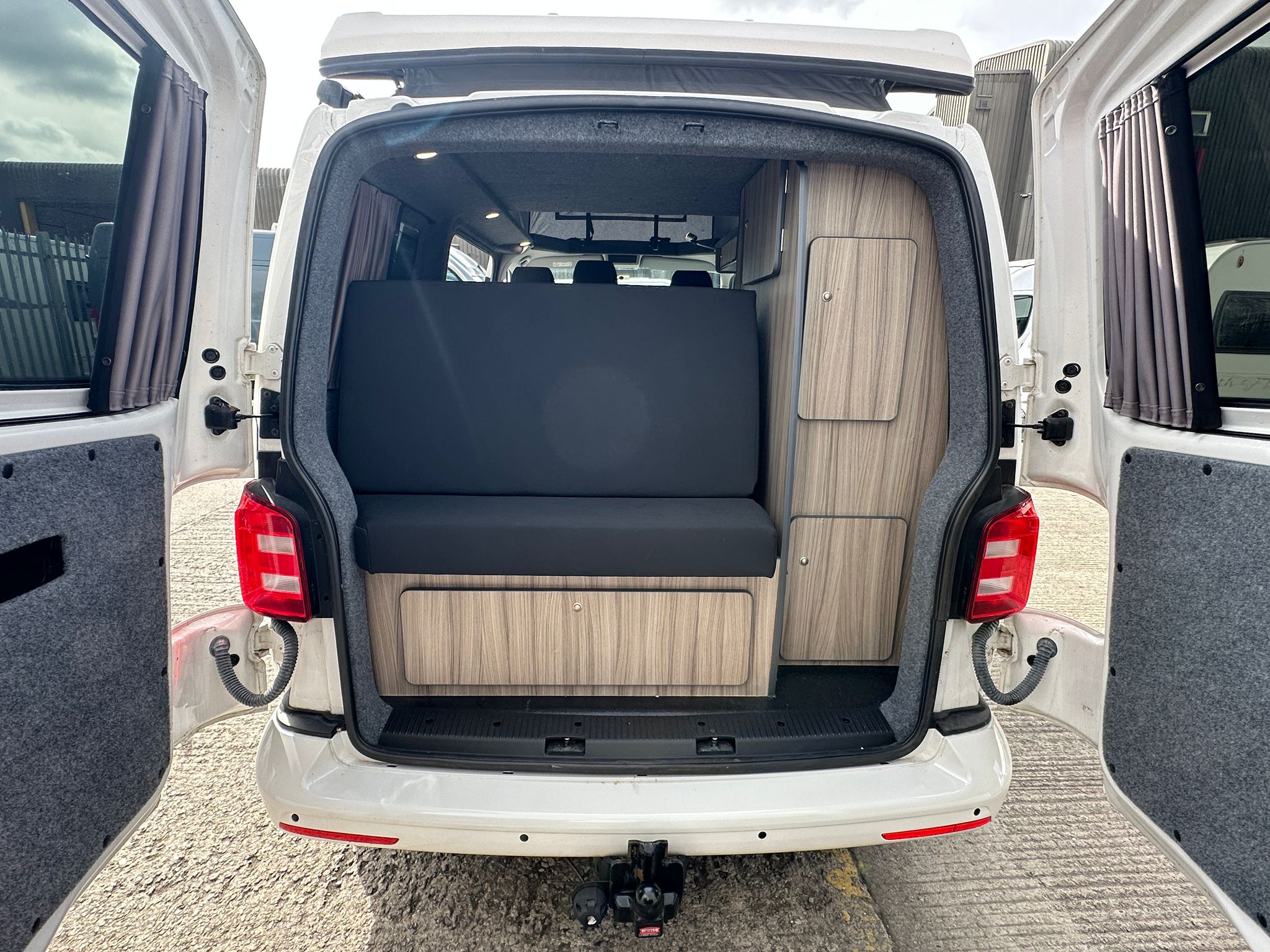 
								Volkswagon T6 Transporter Campervan full									