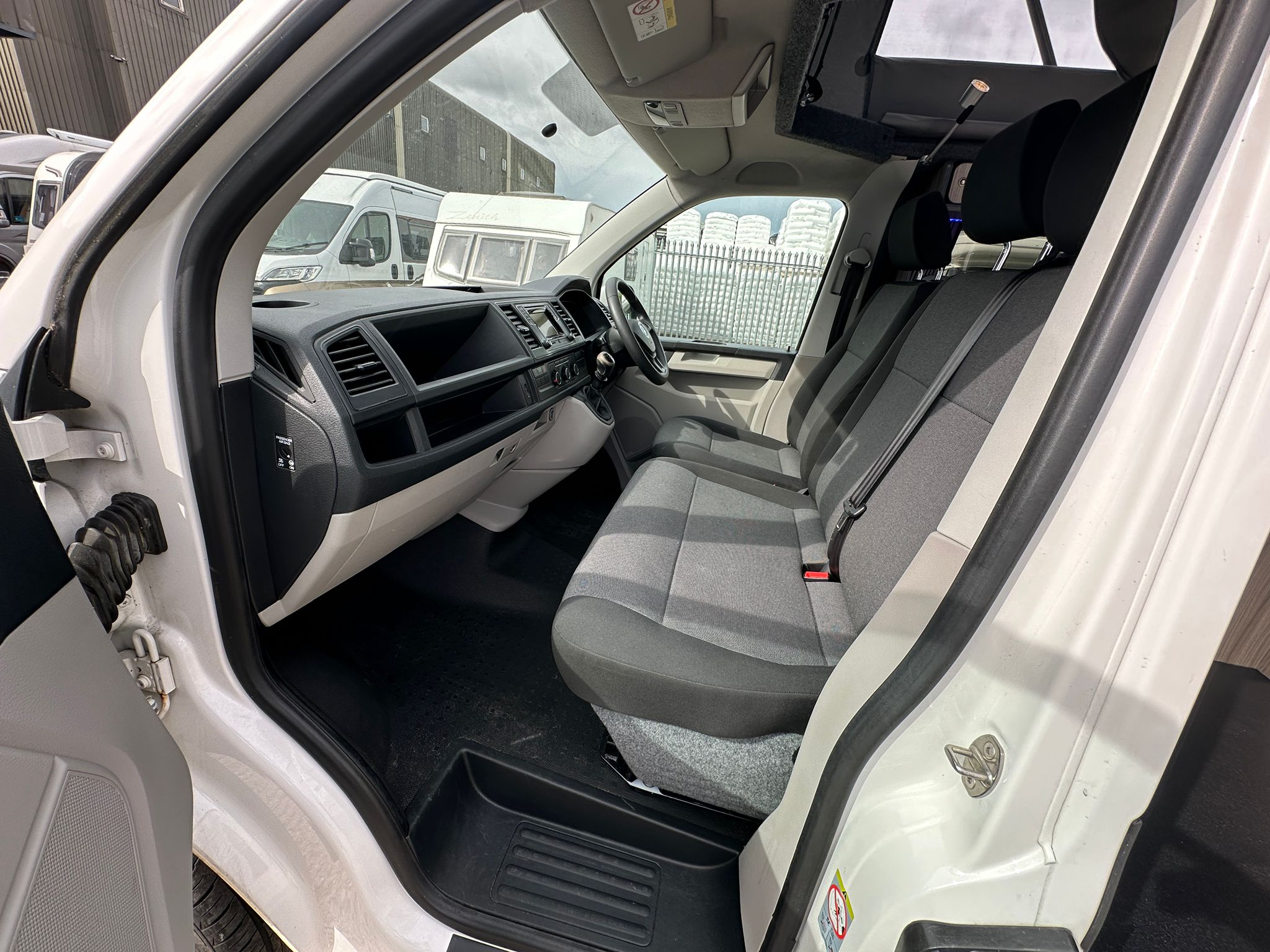 
								Volkswagon T6 Transporter Campervan full									