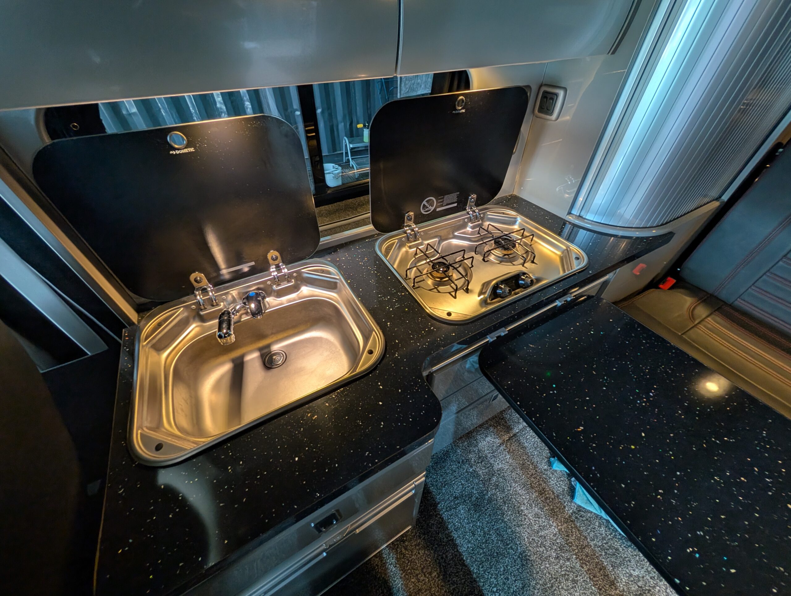 
								Vauxhall Vivaro Campervan full									
