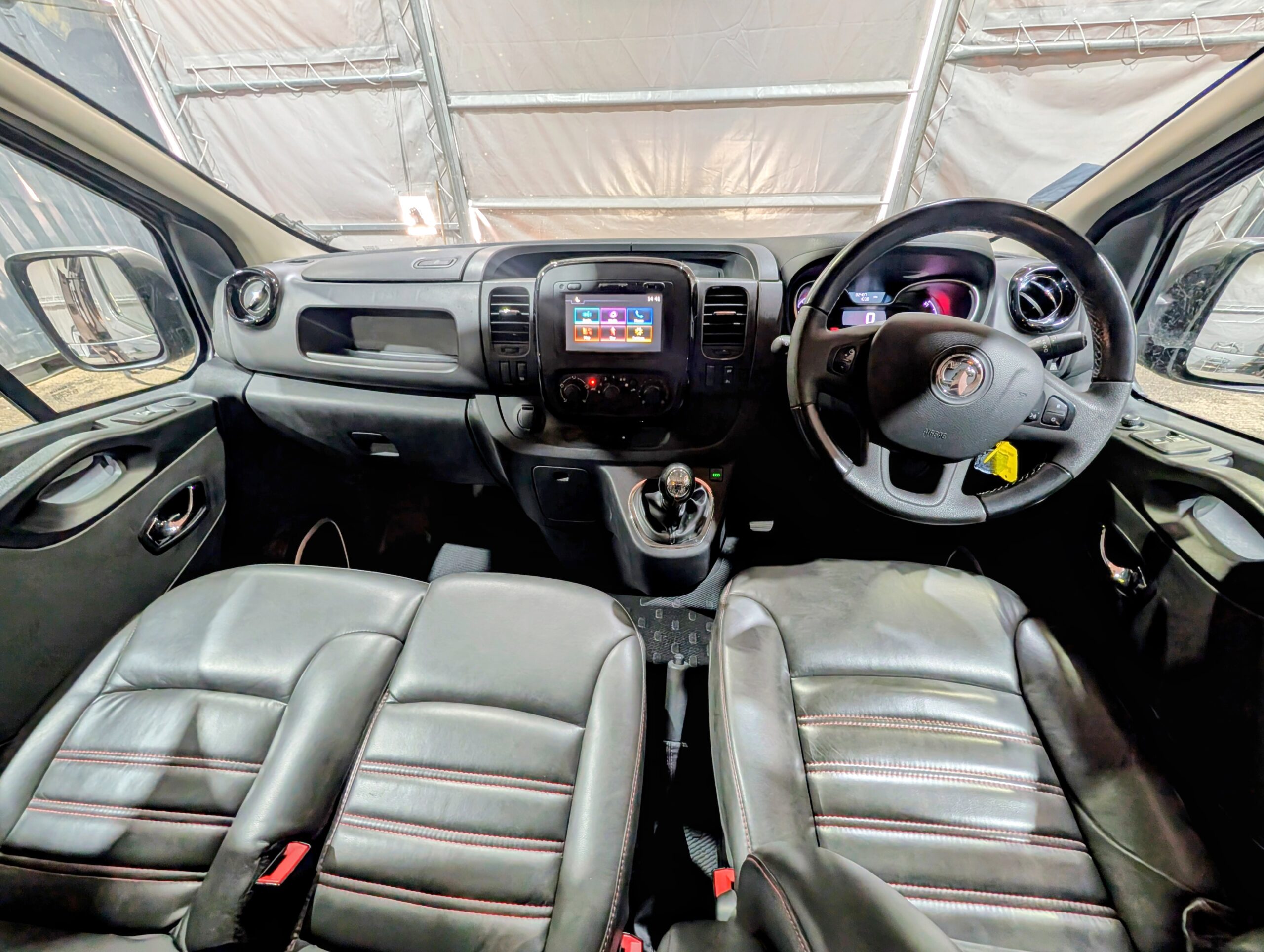
								Vauxhall Vivaro Campervan full									