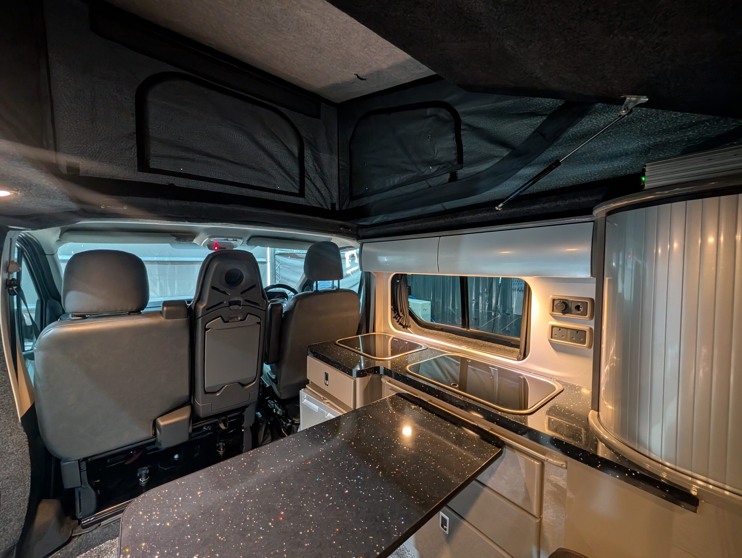 
								Vauxhall Vivaro Campervan full									