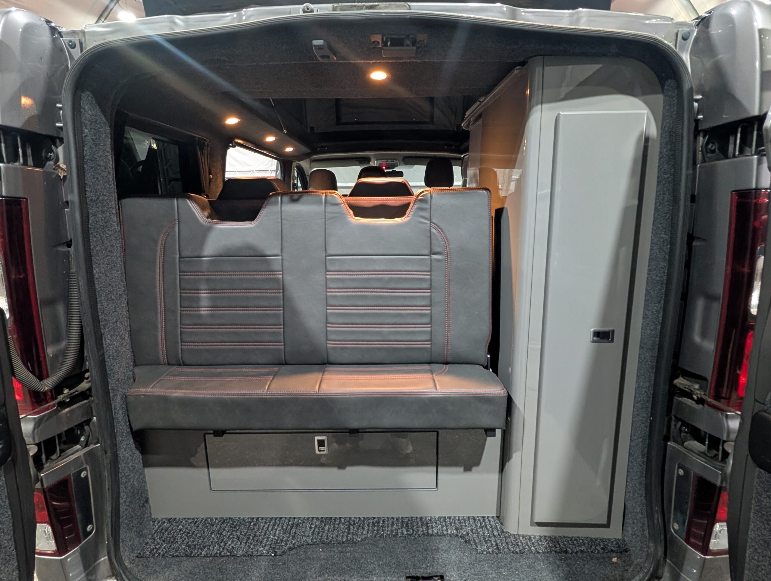 
								Vauxhall Vivaro Campervan full									