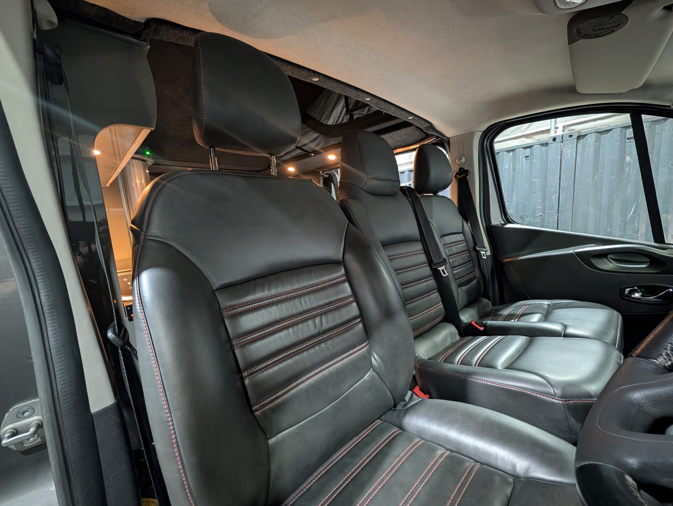 
								Vauxhall Vivaro Campervan full									